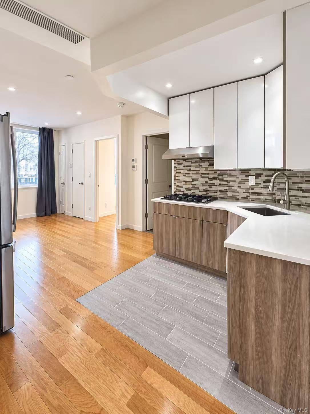 4223 Parsons Boulevard Unit 2D — photo