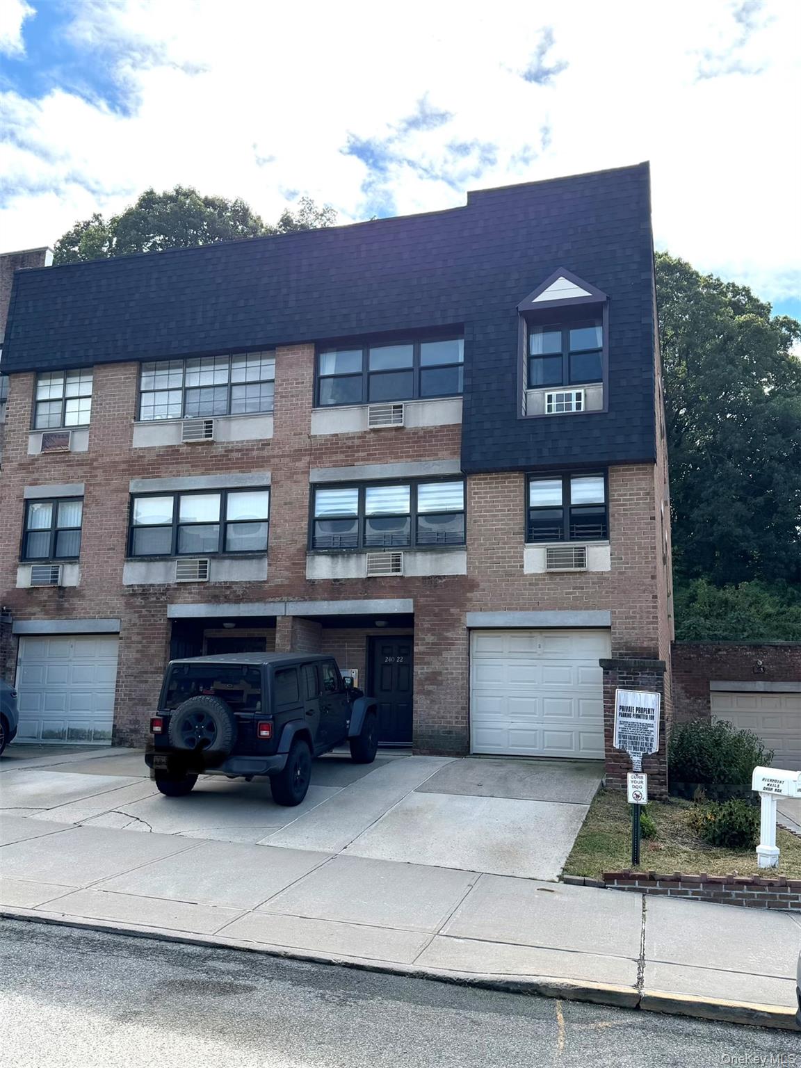 240-22 70 Avenue 9C,9G2 — photo