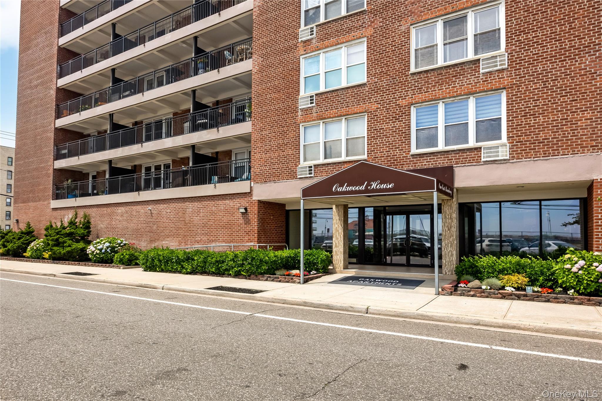 1 E Broadway Unit 4R — photo