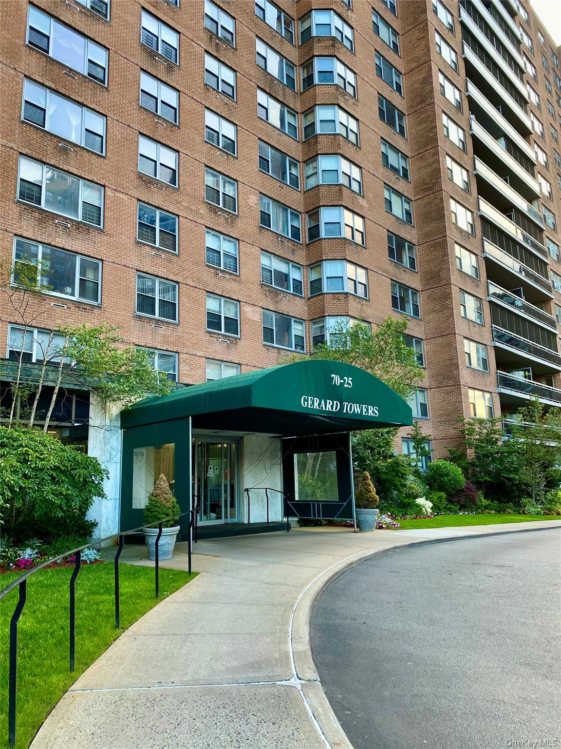 70-25 Yellowstone Boulevard Unit 8Z — photo