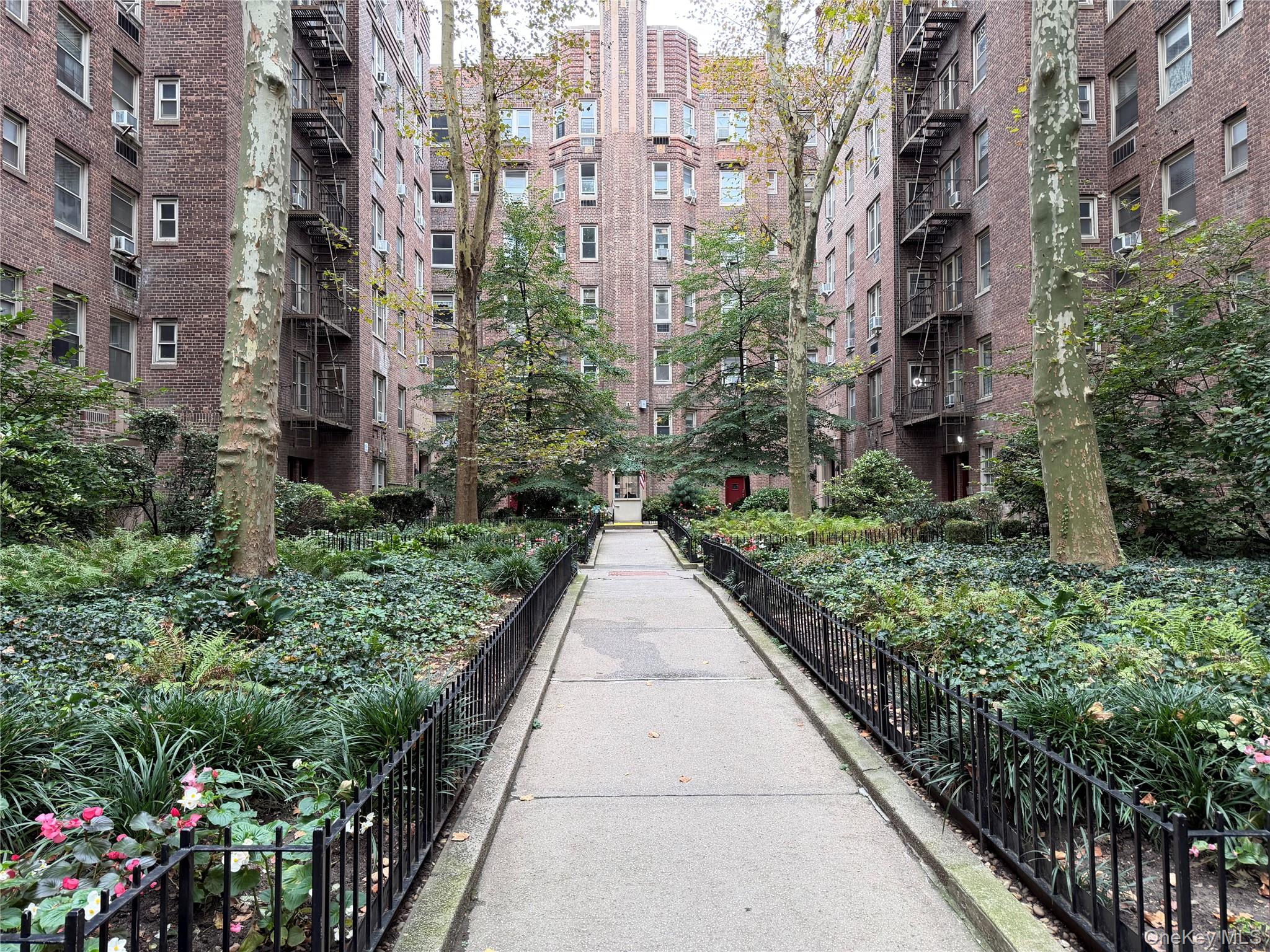 48-17 42 Avenue Unit 4E — photo