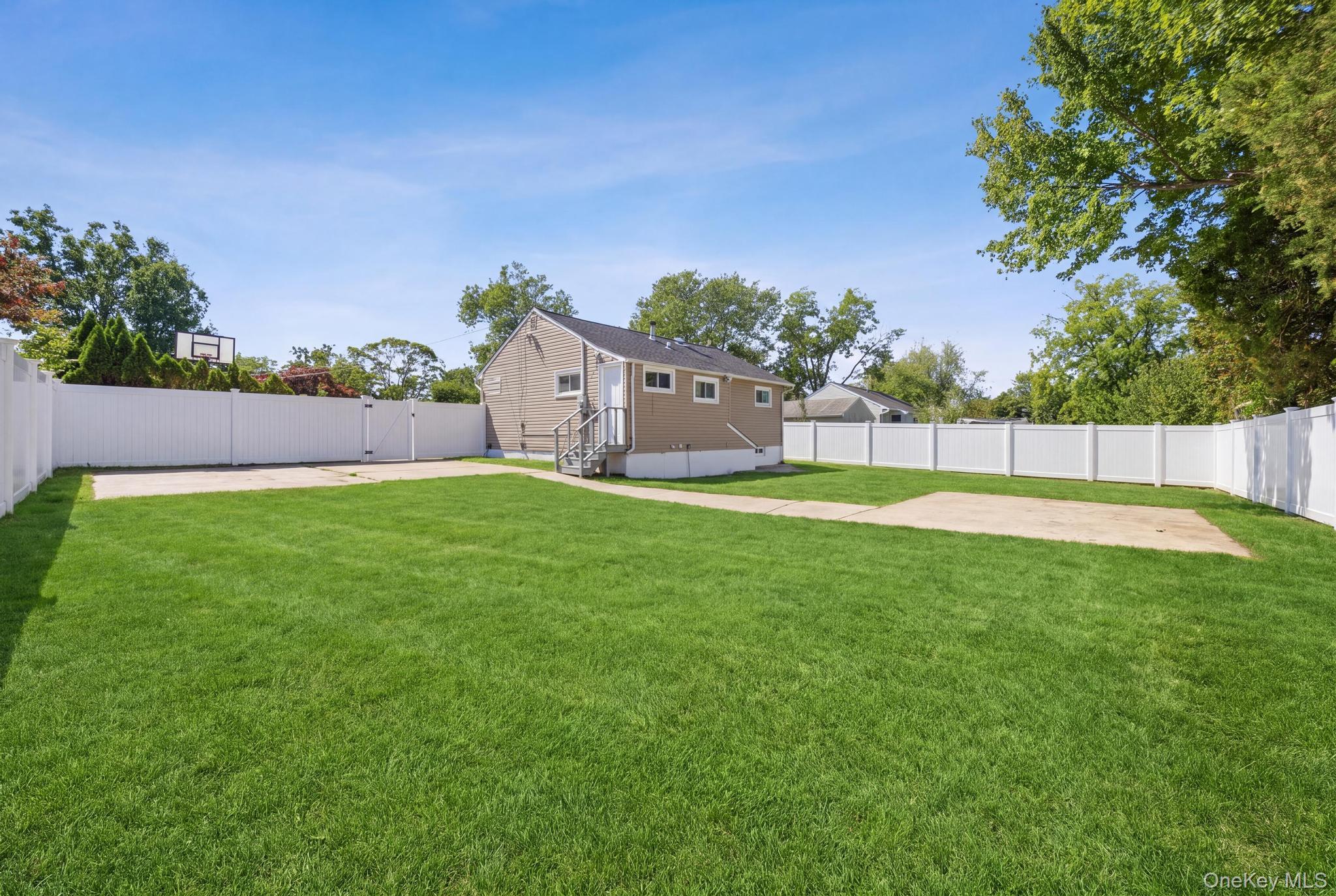 25 E Maple Street, Islip, NY 11722 — photo 2