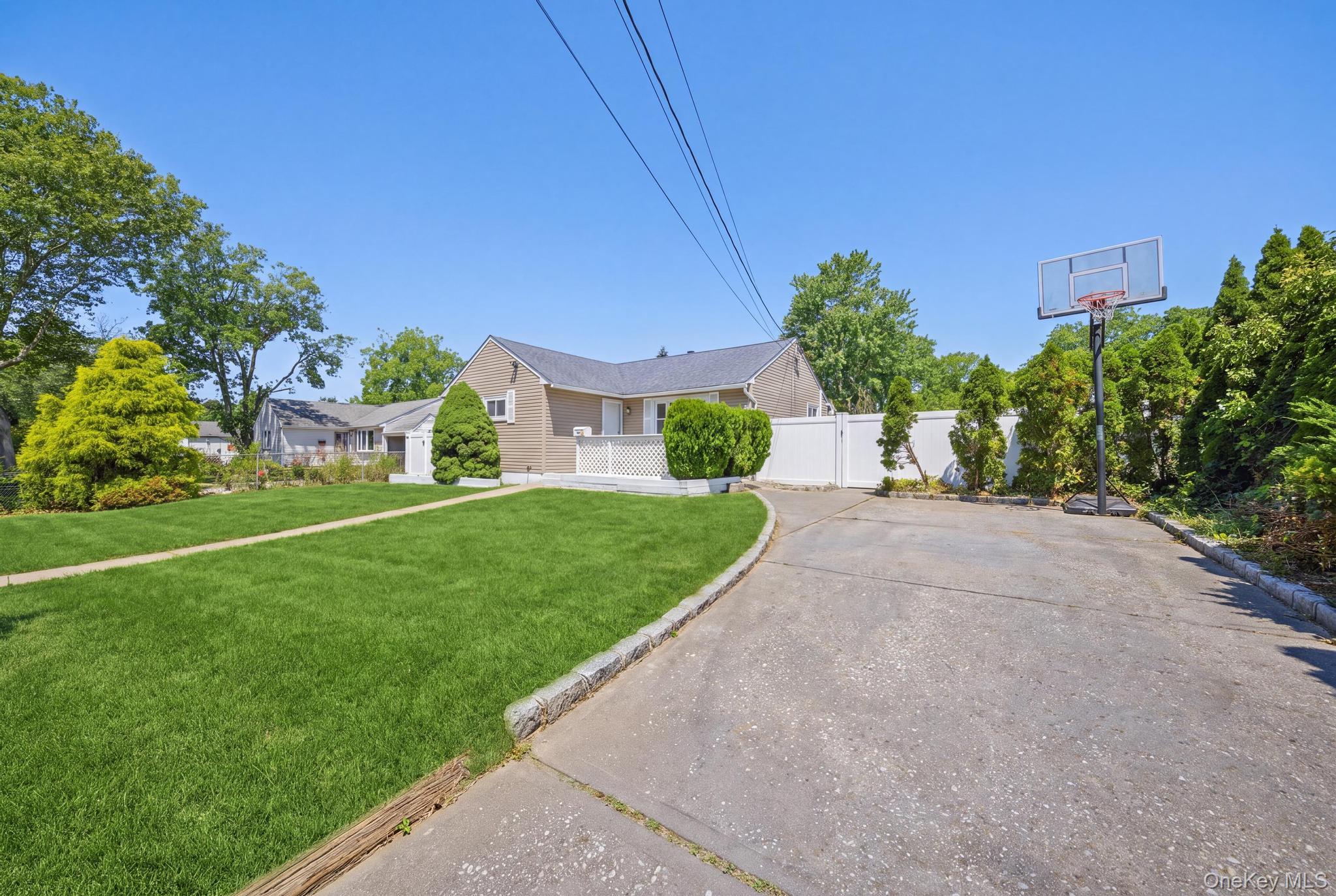 25 E Maple Street, Islip, NY 11722 — photo 3