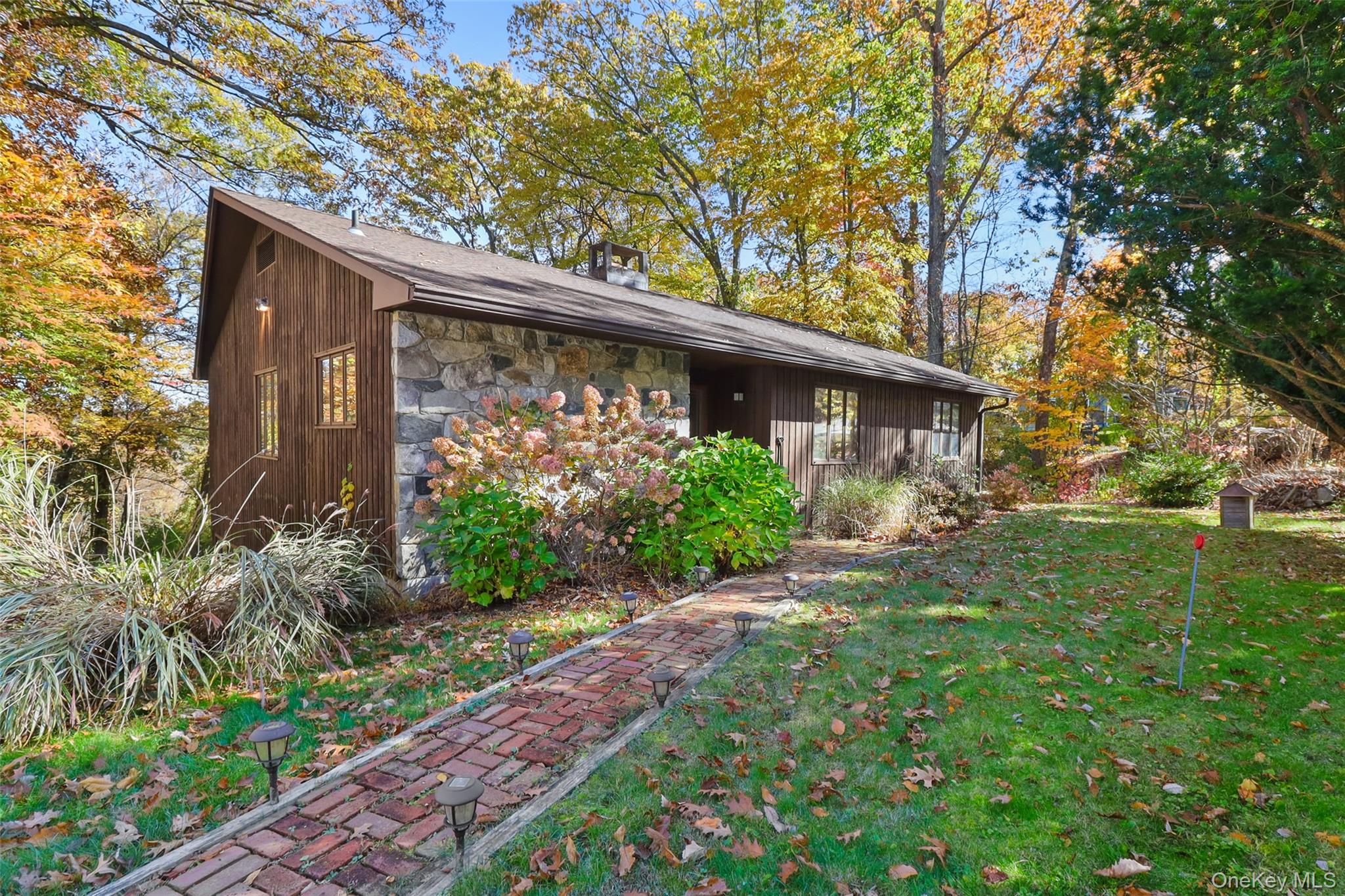 18 Laurie Court — photo