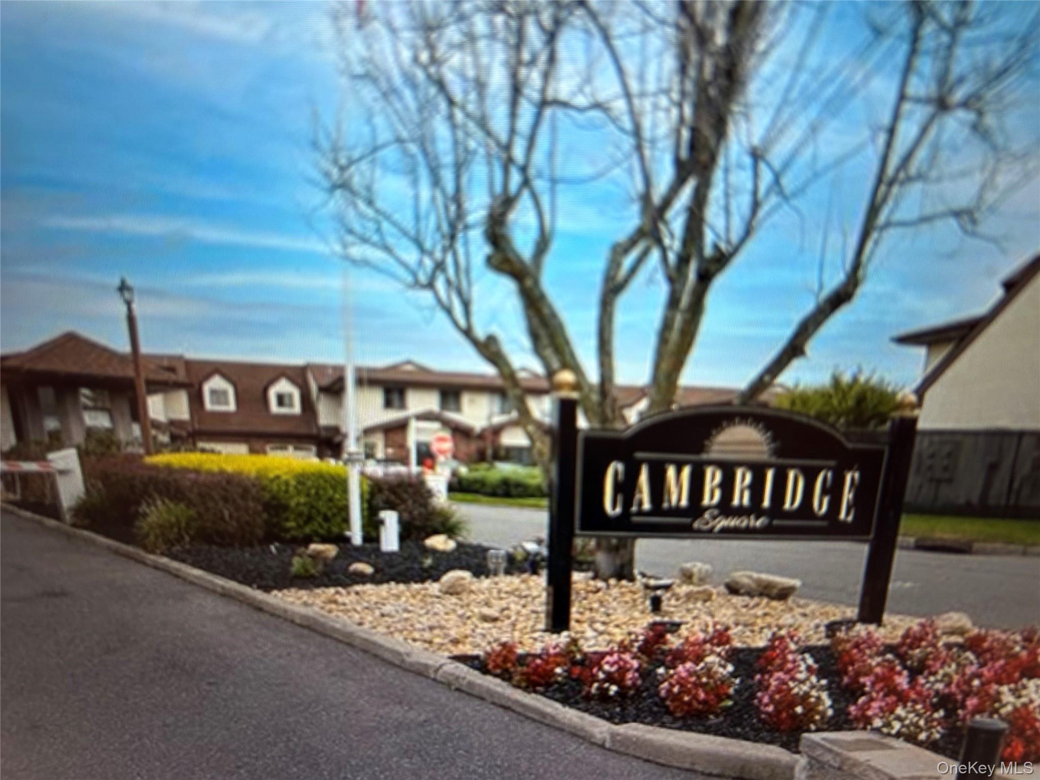 14 Cambridge Drive W — photo