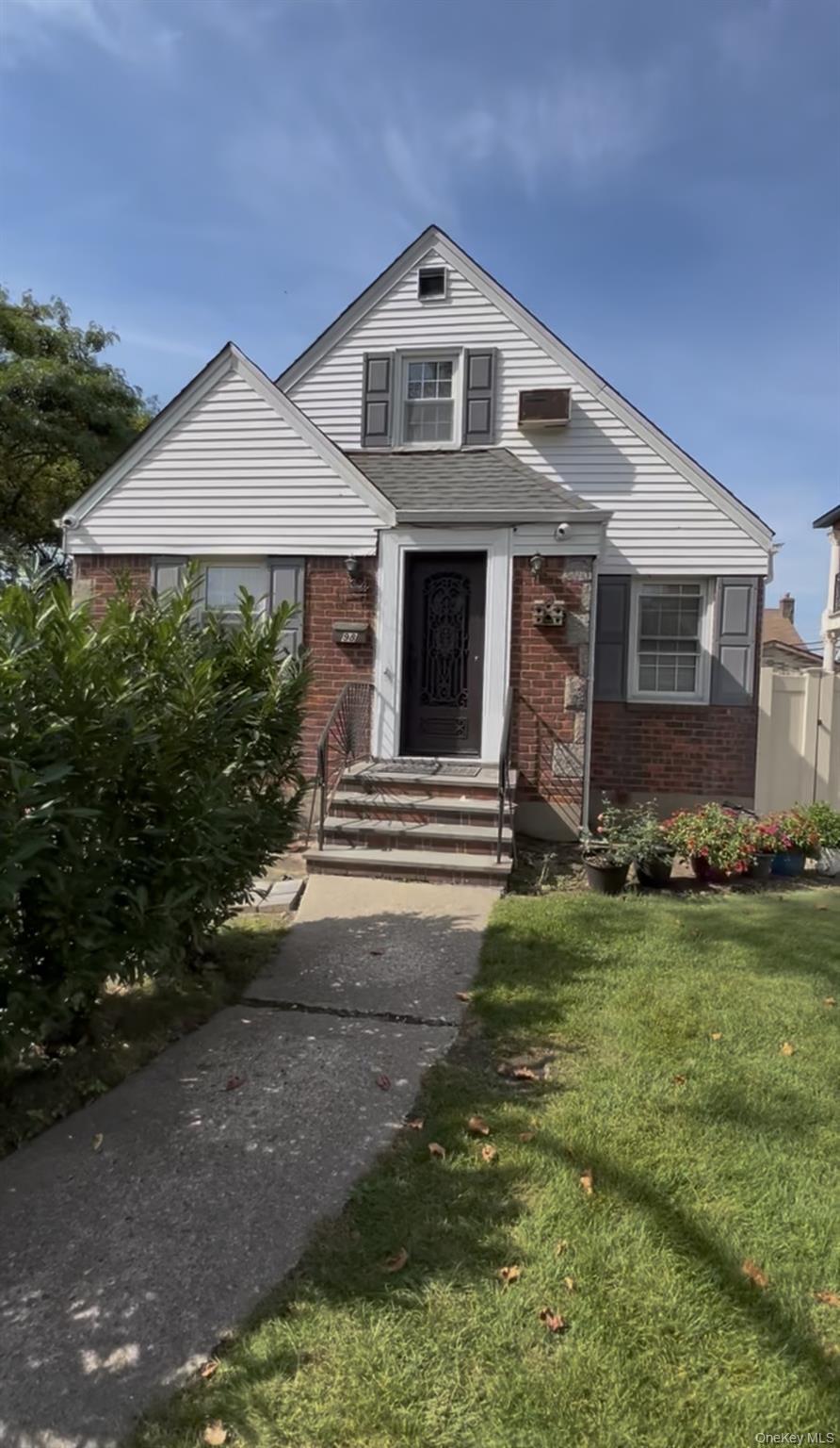 98 Maple Drive W — photo
