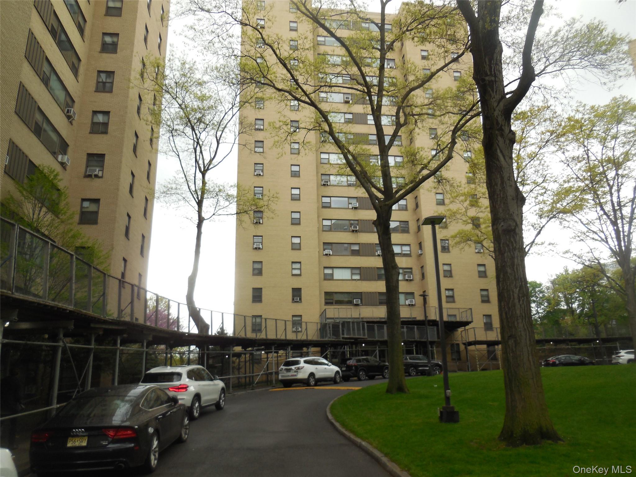 4 Fordham Hill Oval 5E — photo