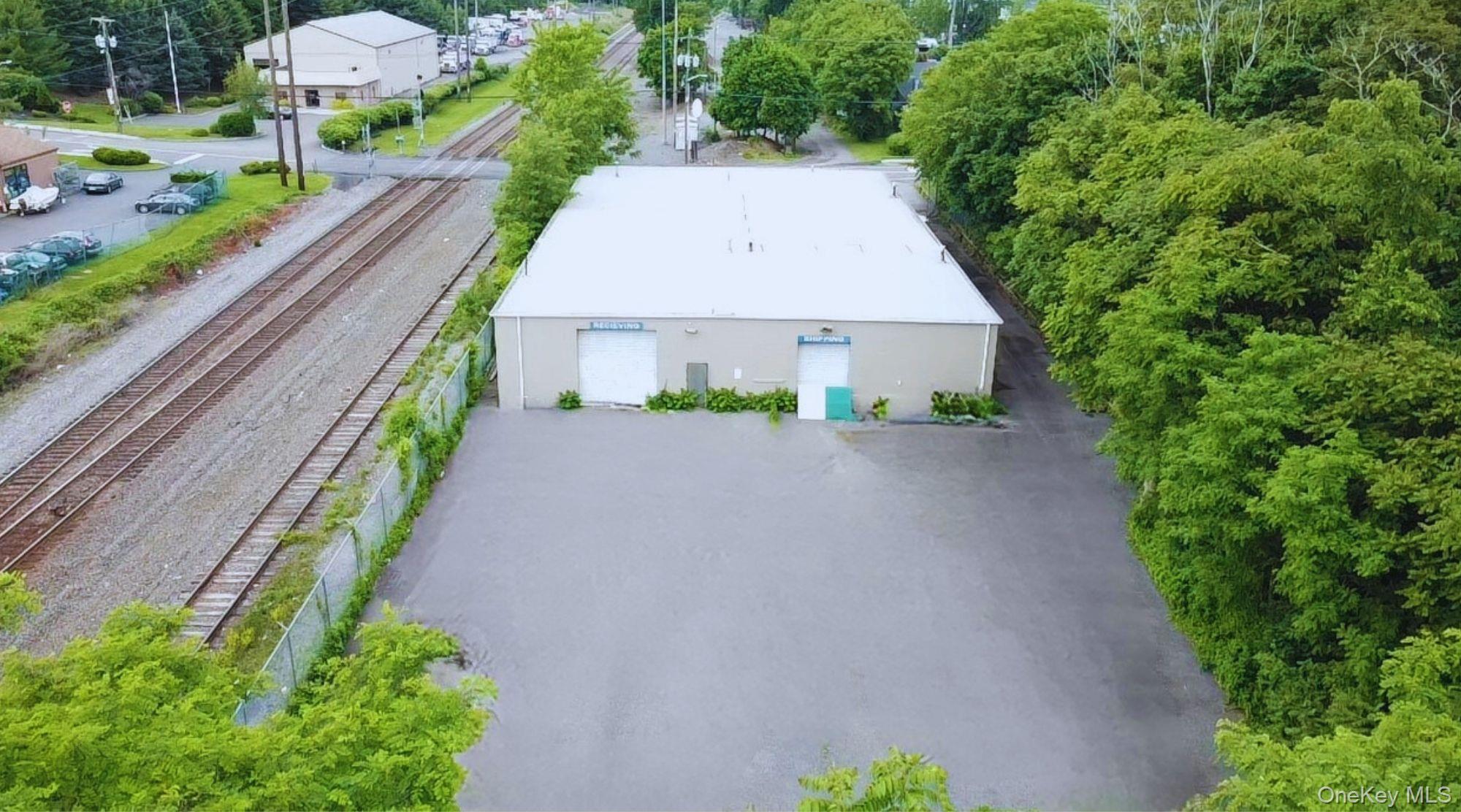 111 E Railroad Avenue — photo