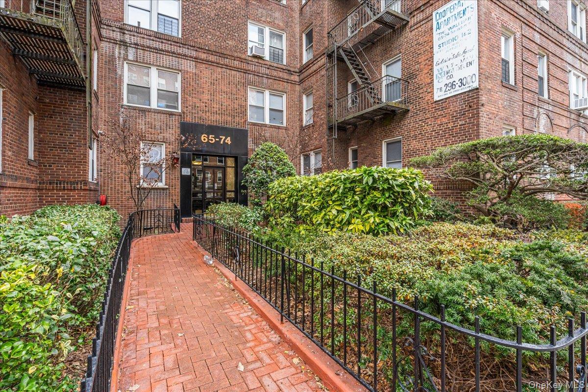 65-74 Saunders Street 6J — photo