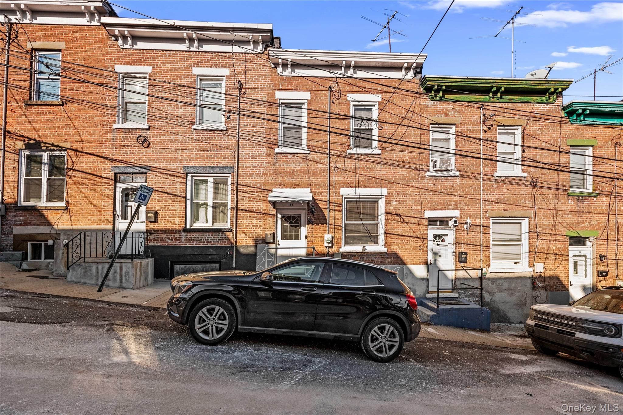 37 Moquette Row S — photo