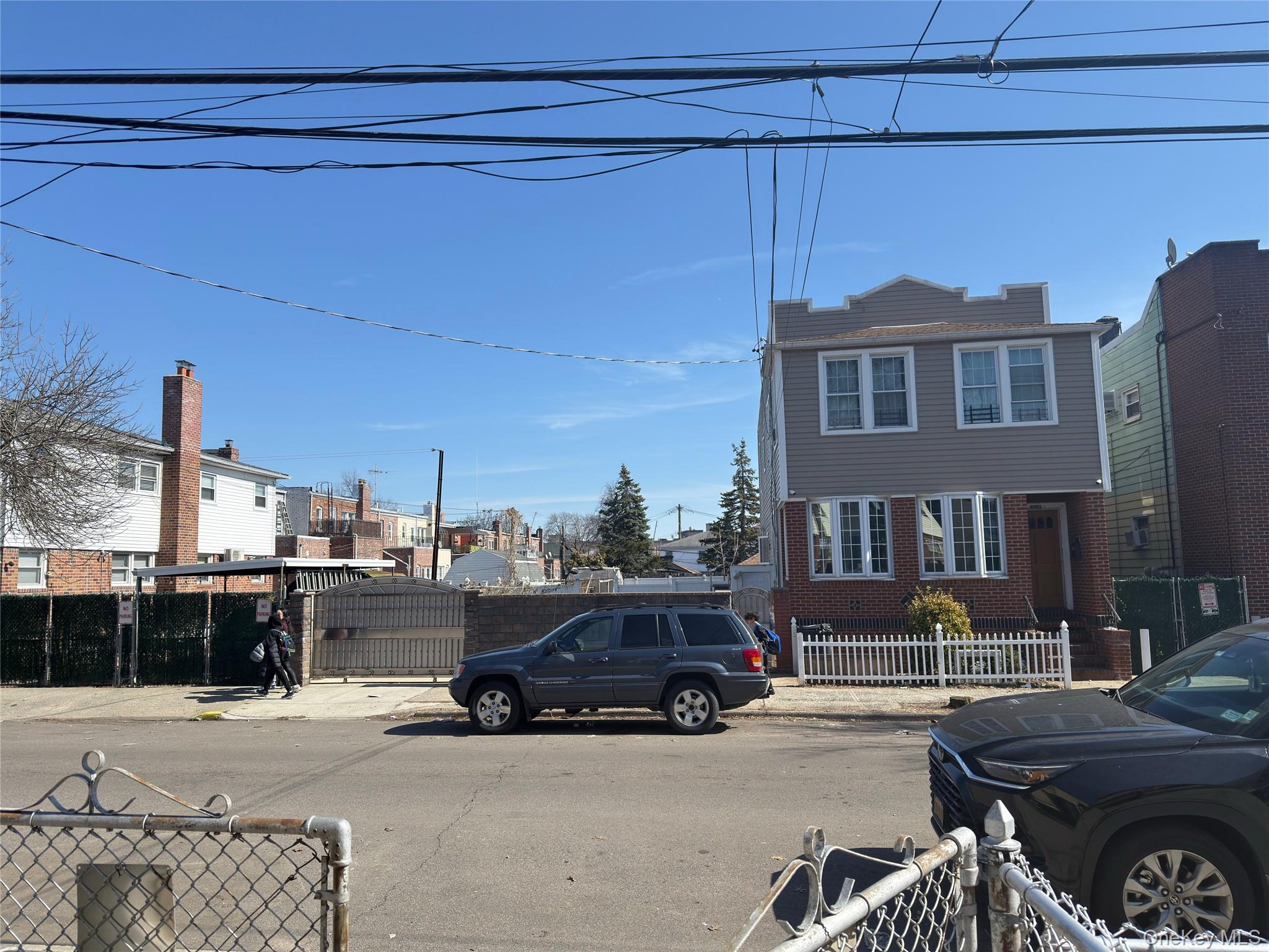 136-15 Whitelaw Street — photo