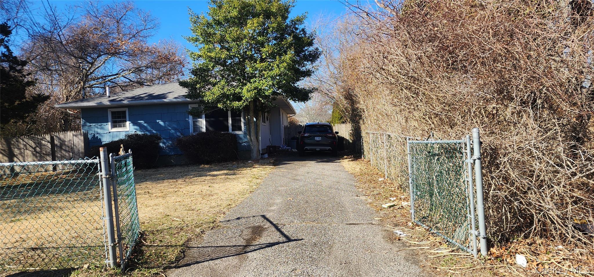 123 St George Drive E — photo