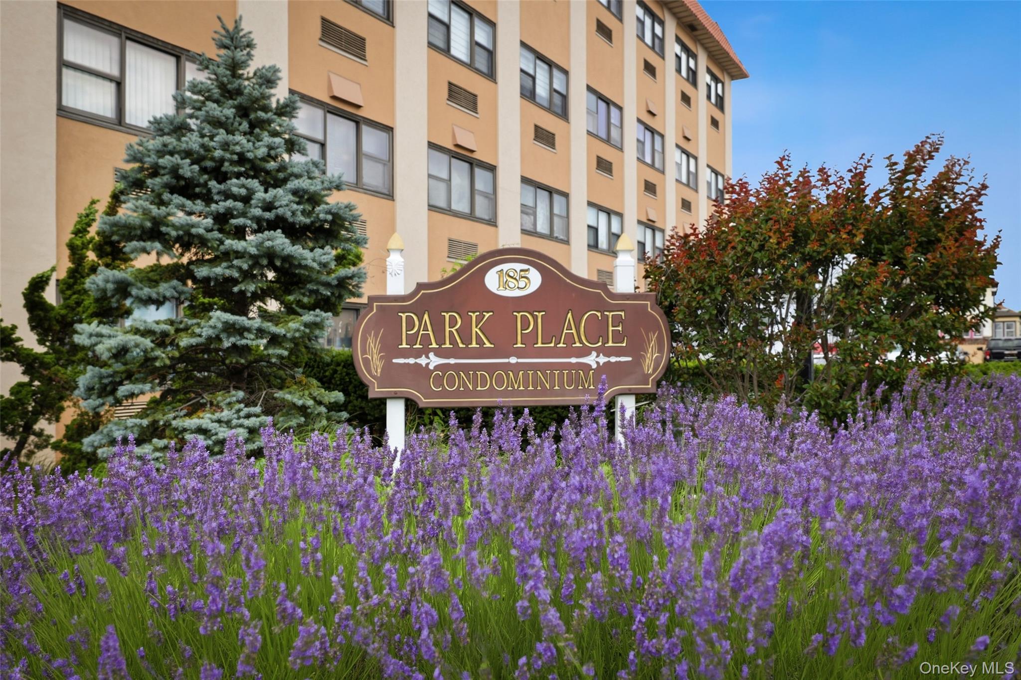 185 W Park Avenue 406 — photo