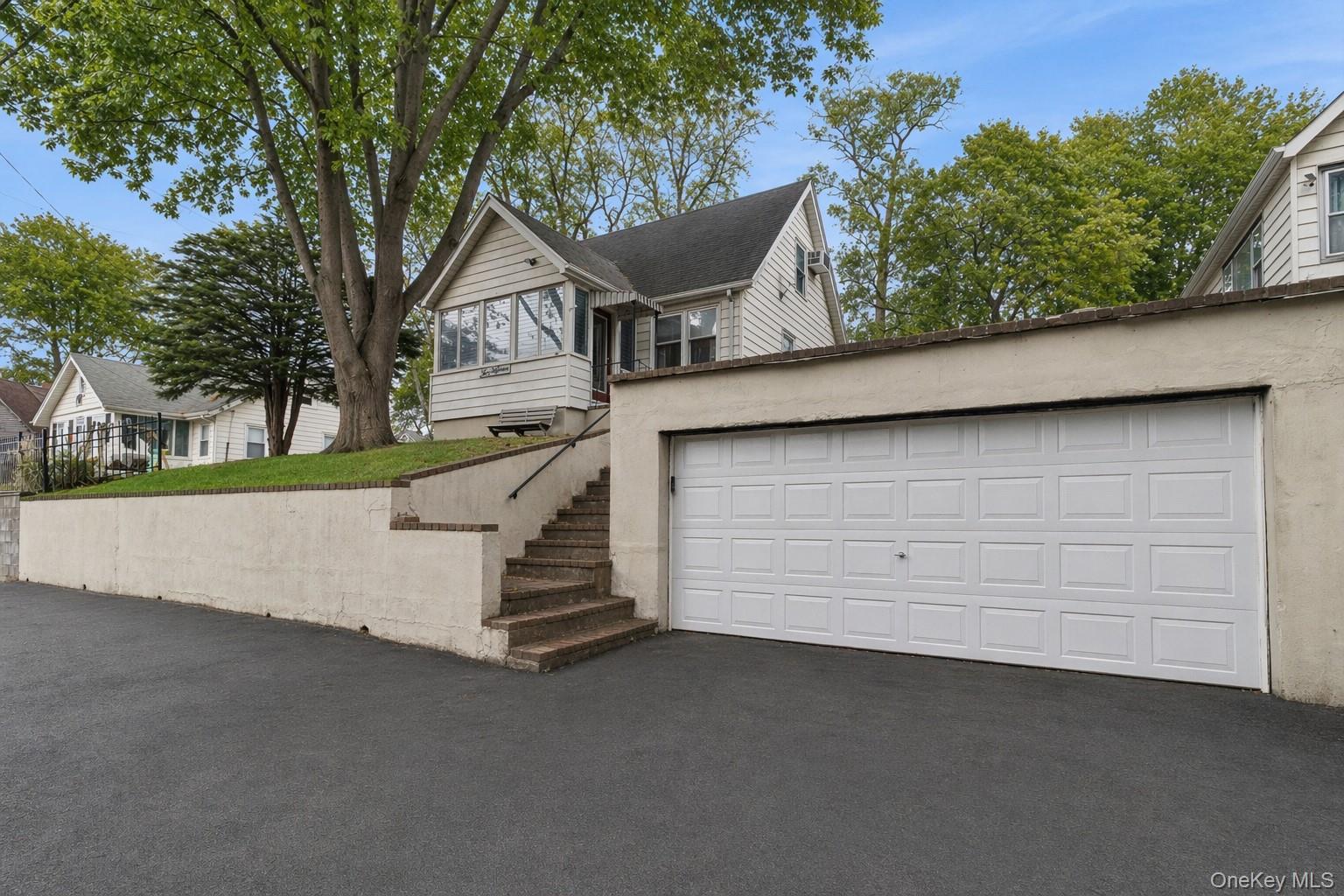 215 Hallock Landing Road — photo
