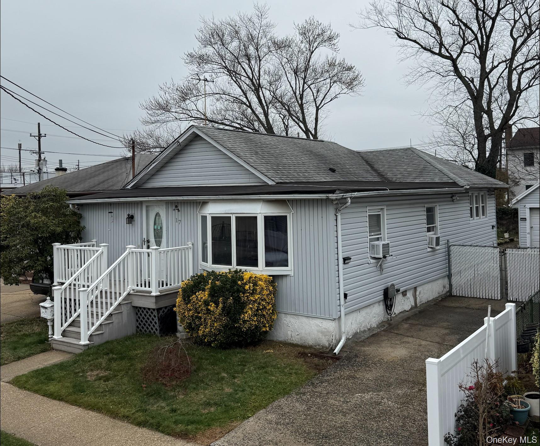 17 Litchfield Avenue — photo