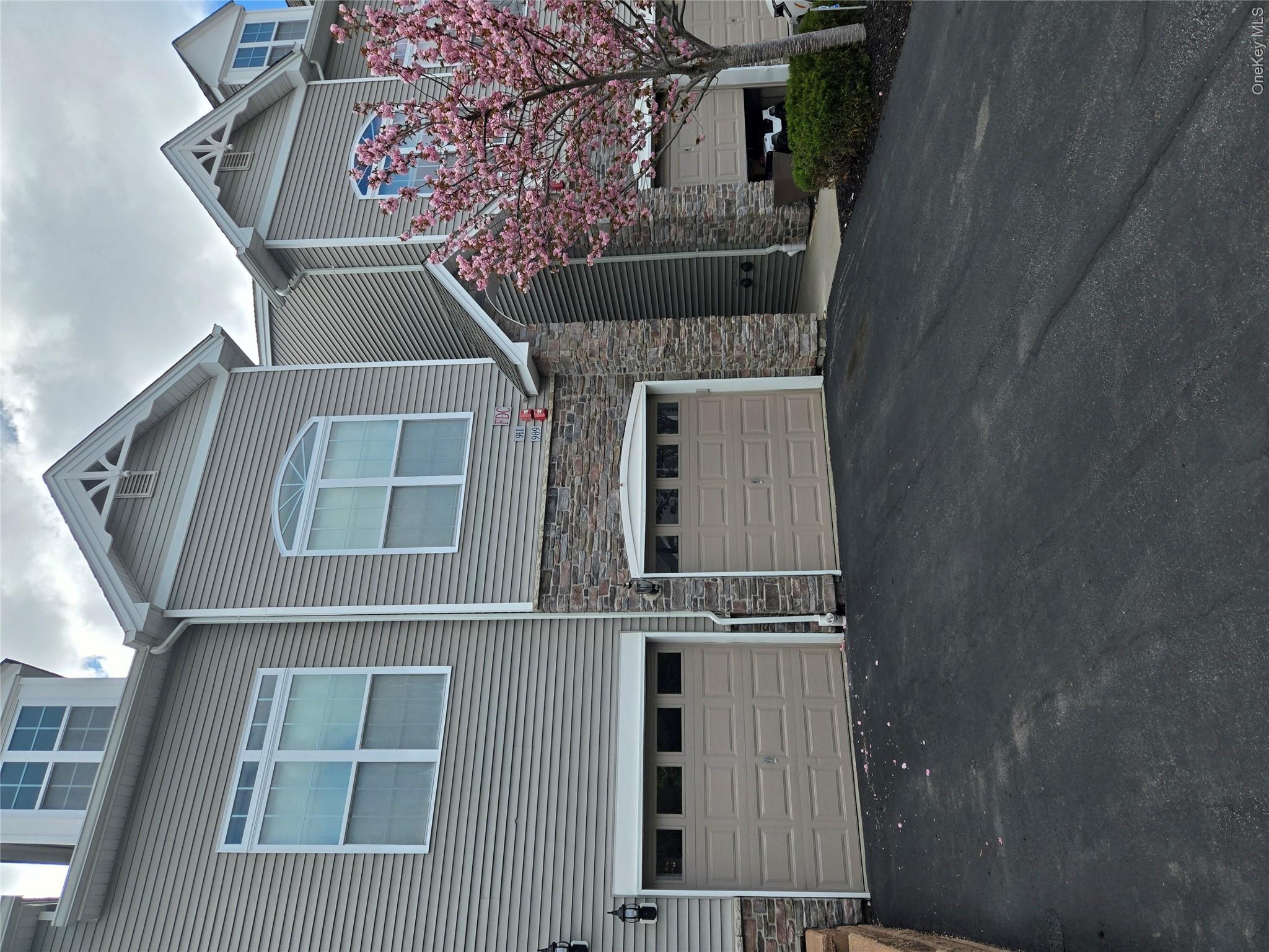 913 Hawthorn Way — photo