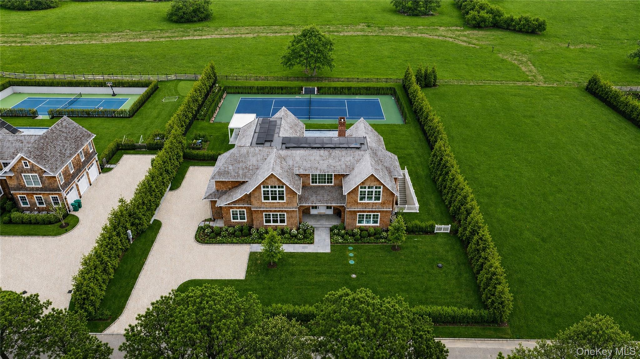 460 Edge Of Woods Road — photo