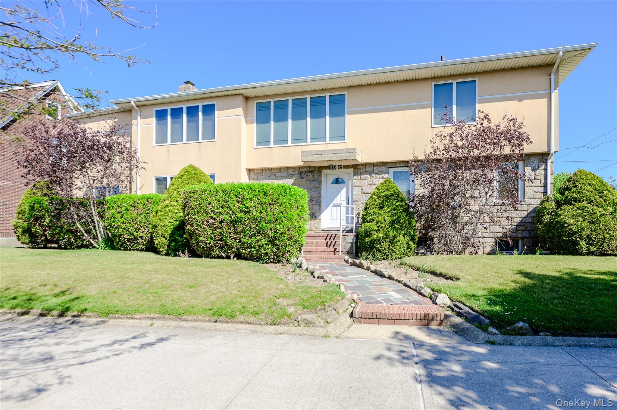 13802 Rockaway Beach Boulevard — photo