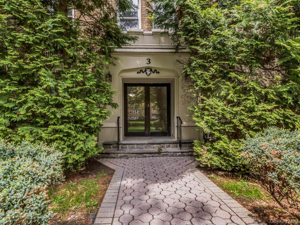 472 Gramatan Avenue O2 — photo