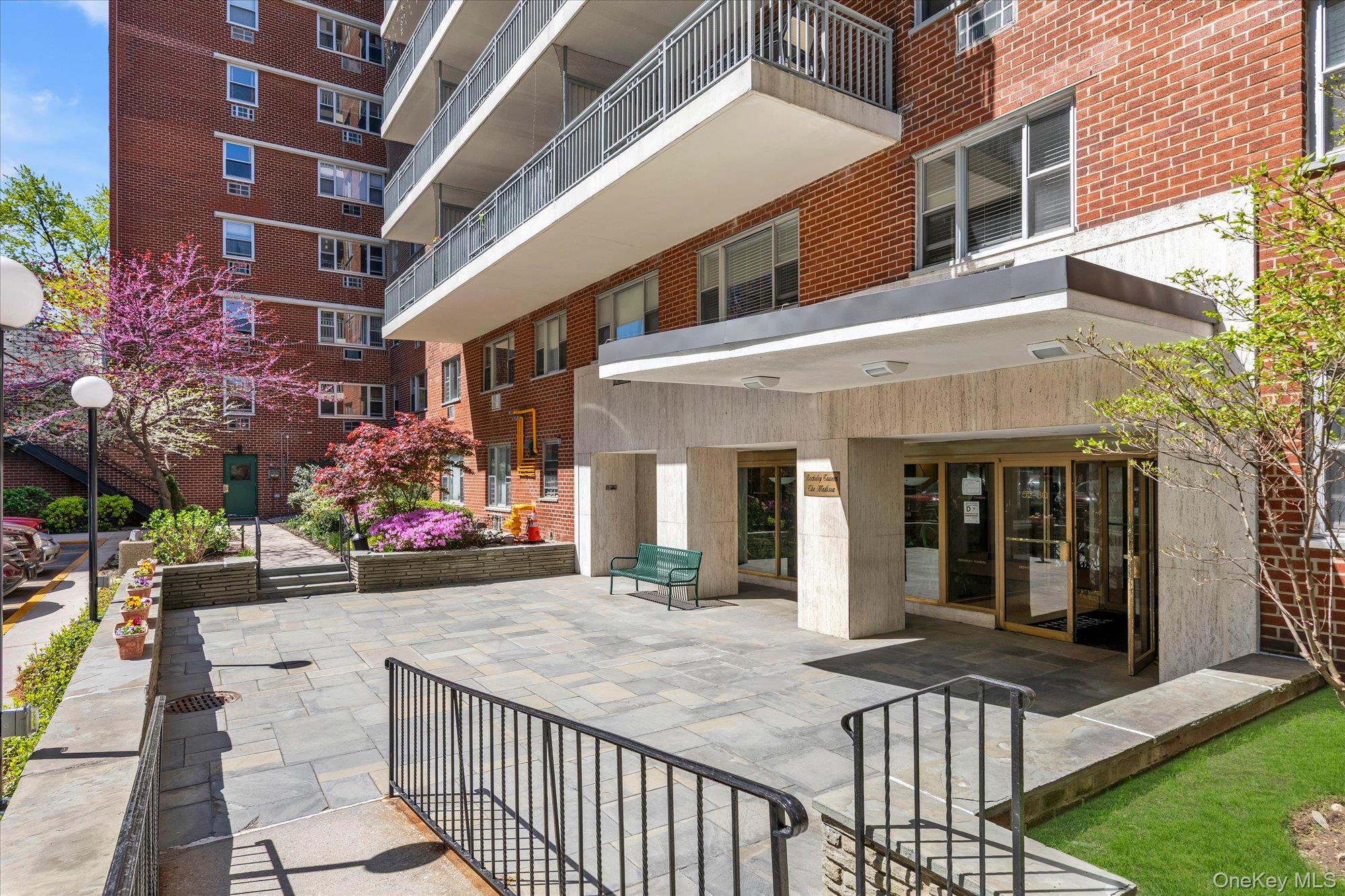 52-30 39 Drive 1G — photo
