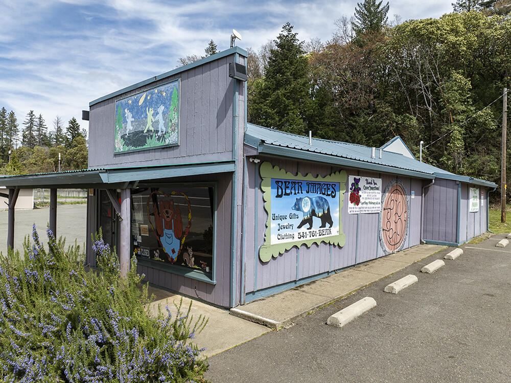 123 N Redwood Highway — photo