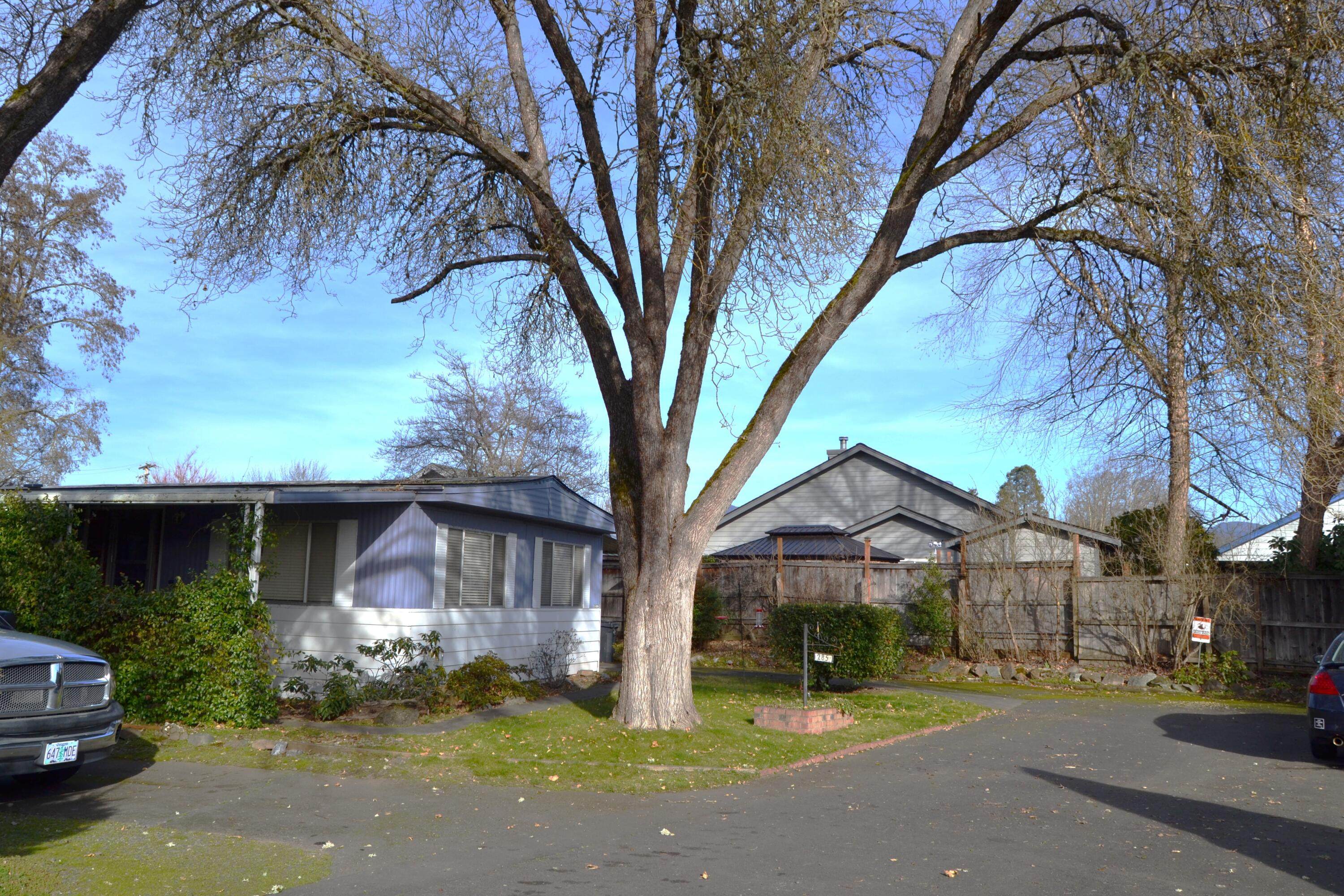 285 Lakeview Drive — photo