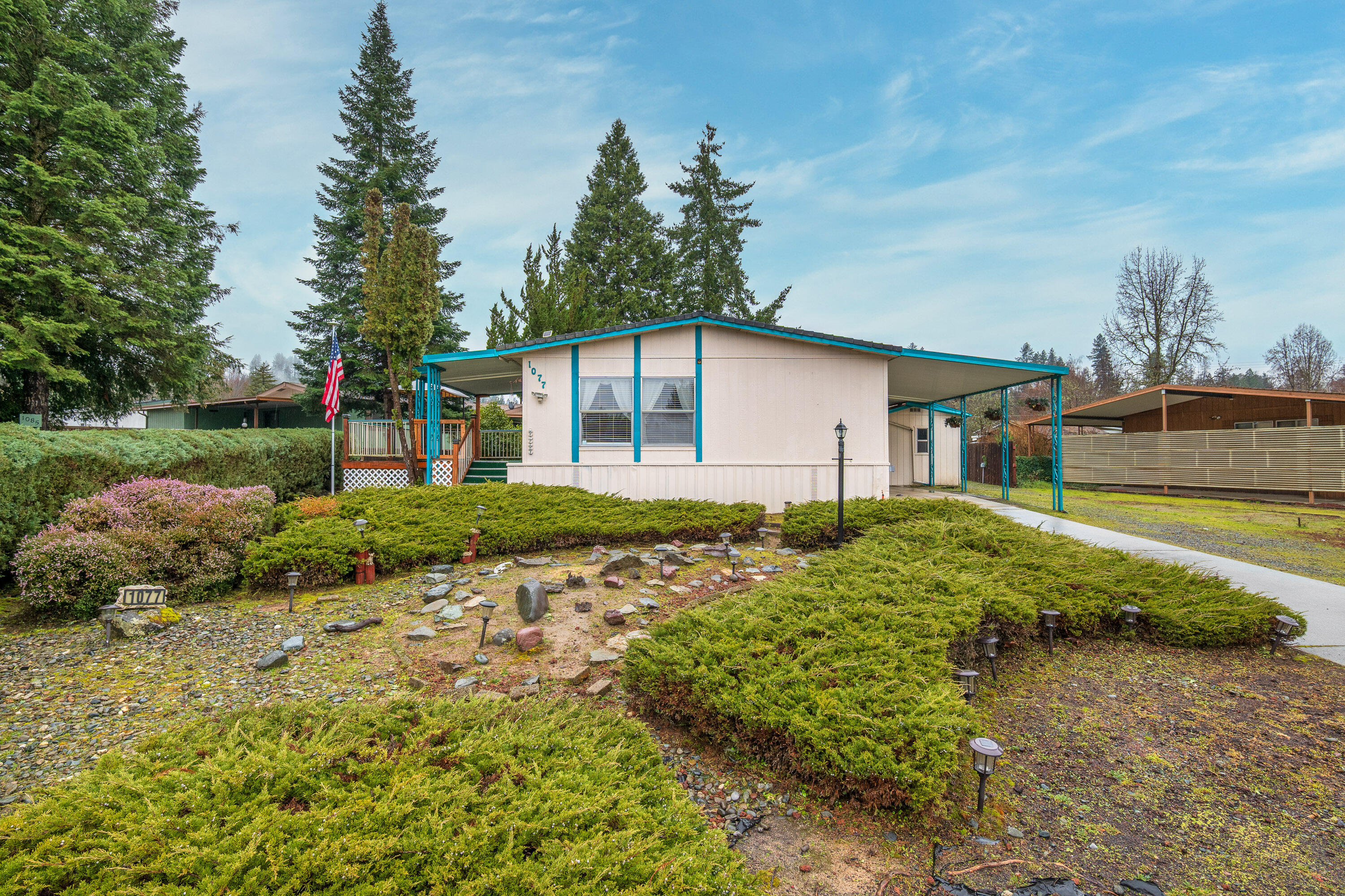 1077 Lee Roze Lane — photo
