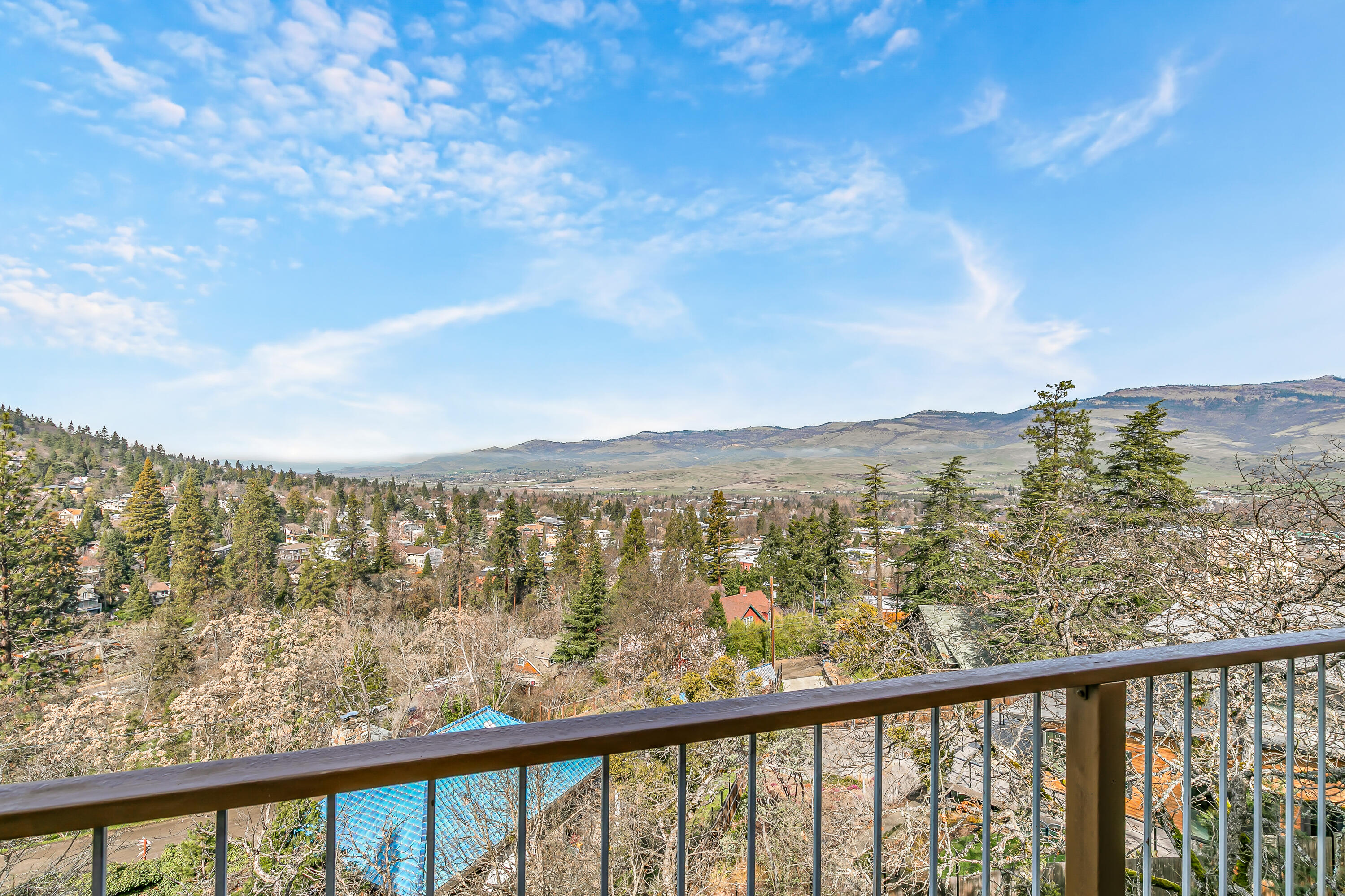 211 Glenview Drive — photo
