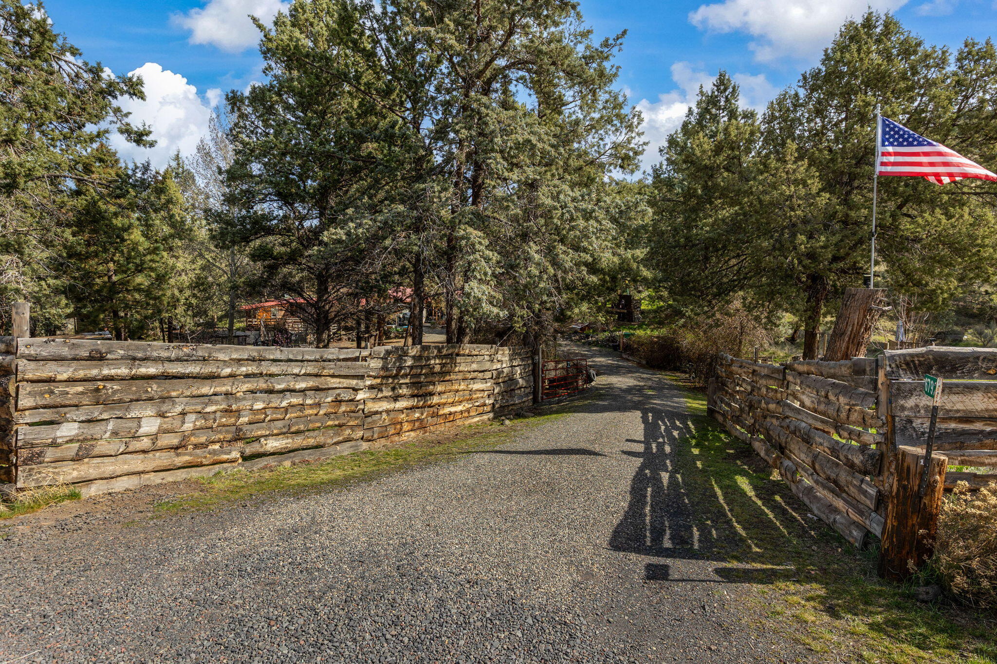 6792 SE Juniper Canyon Road — photo