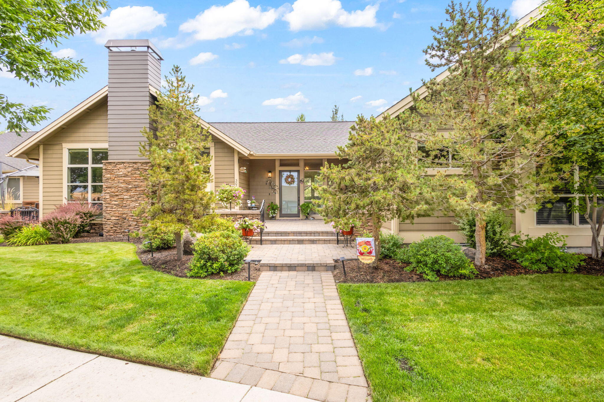 301 SE Larkspur Drive — photo