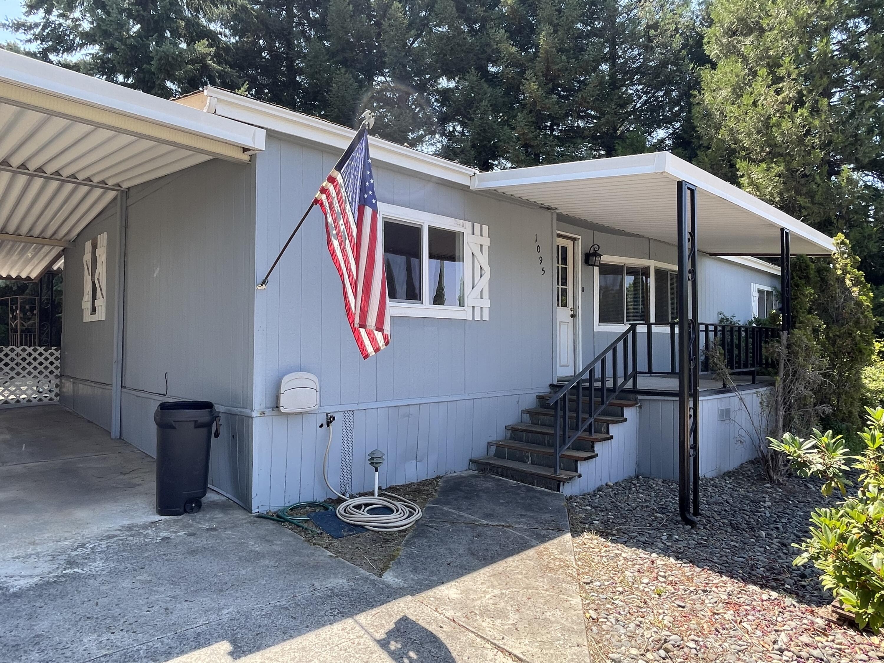 1095 Lee Roze Lane — photo