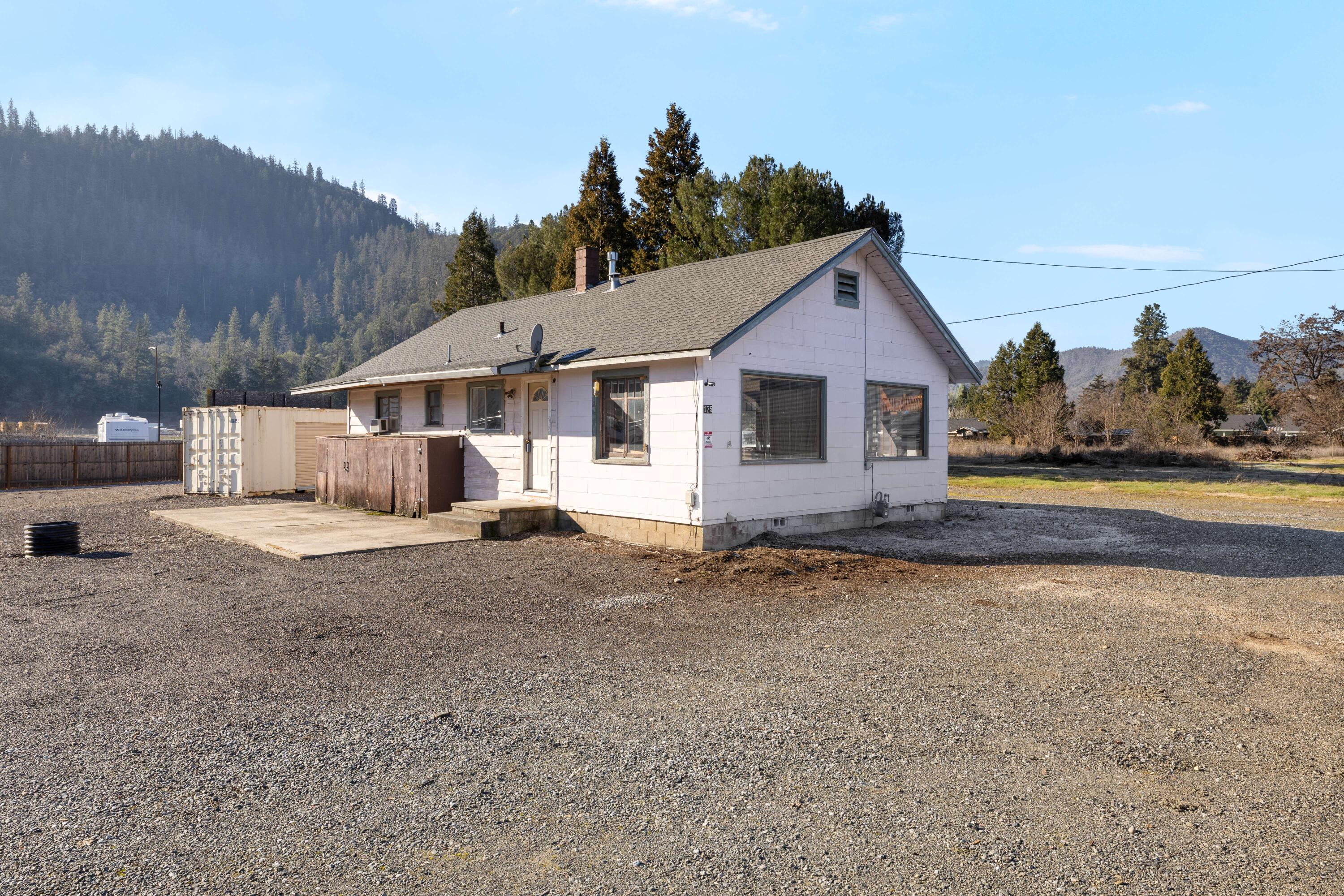 175 Rogue River Highway — photo