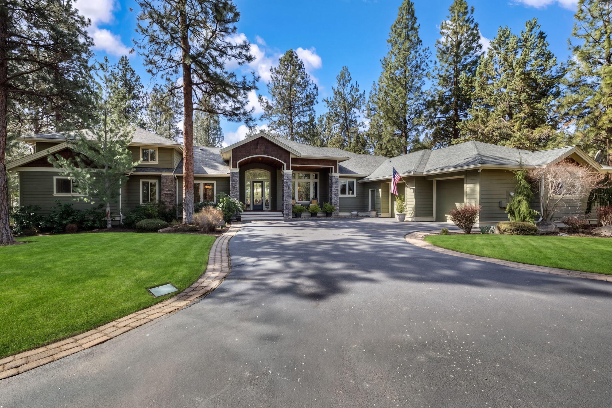 16923 Royal Coachman Drive — photo