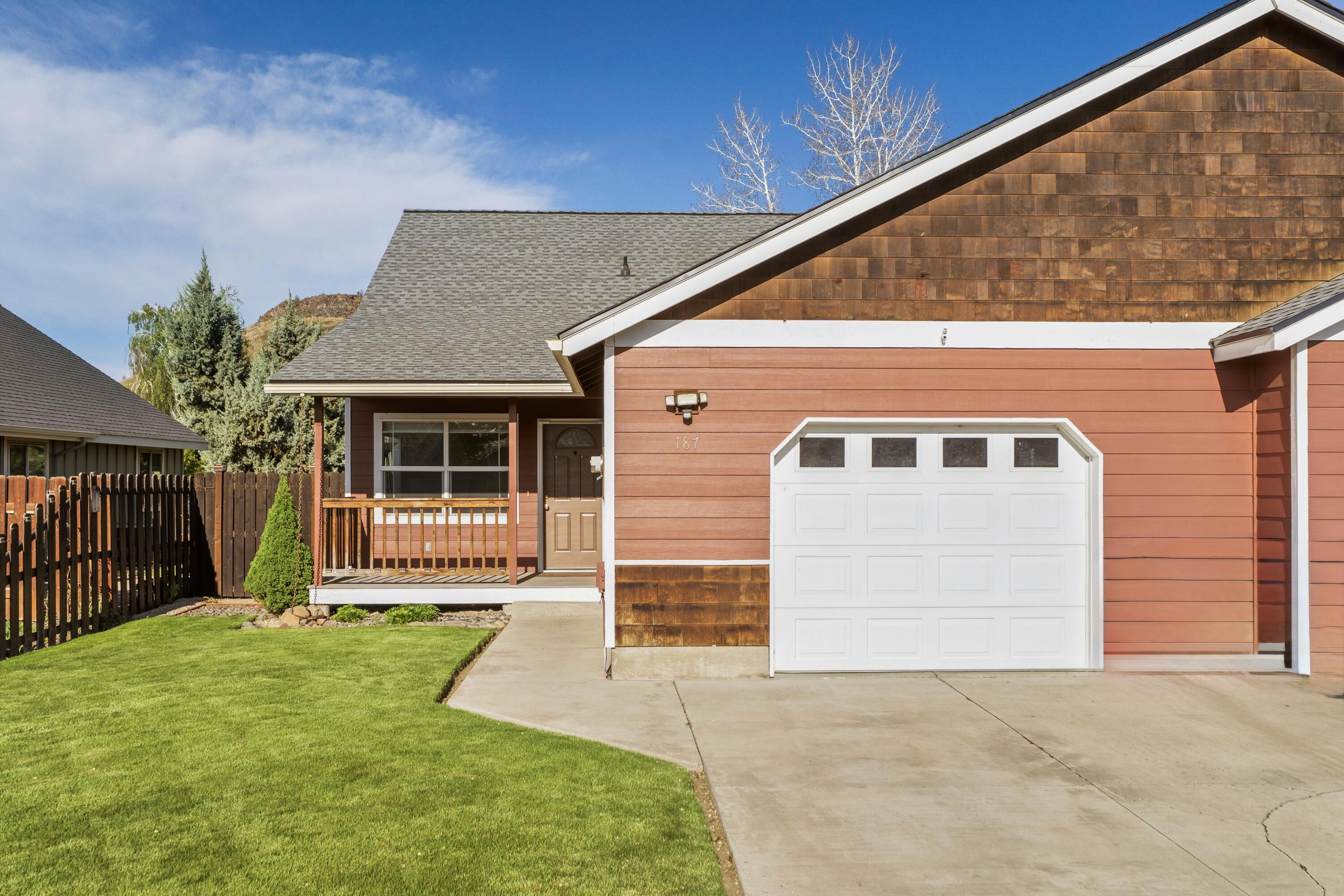 187 SW Ivy Court — photo