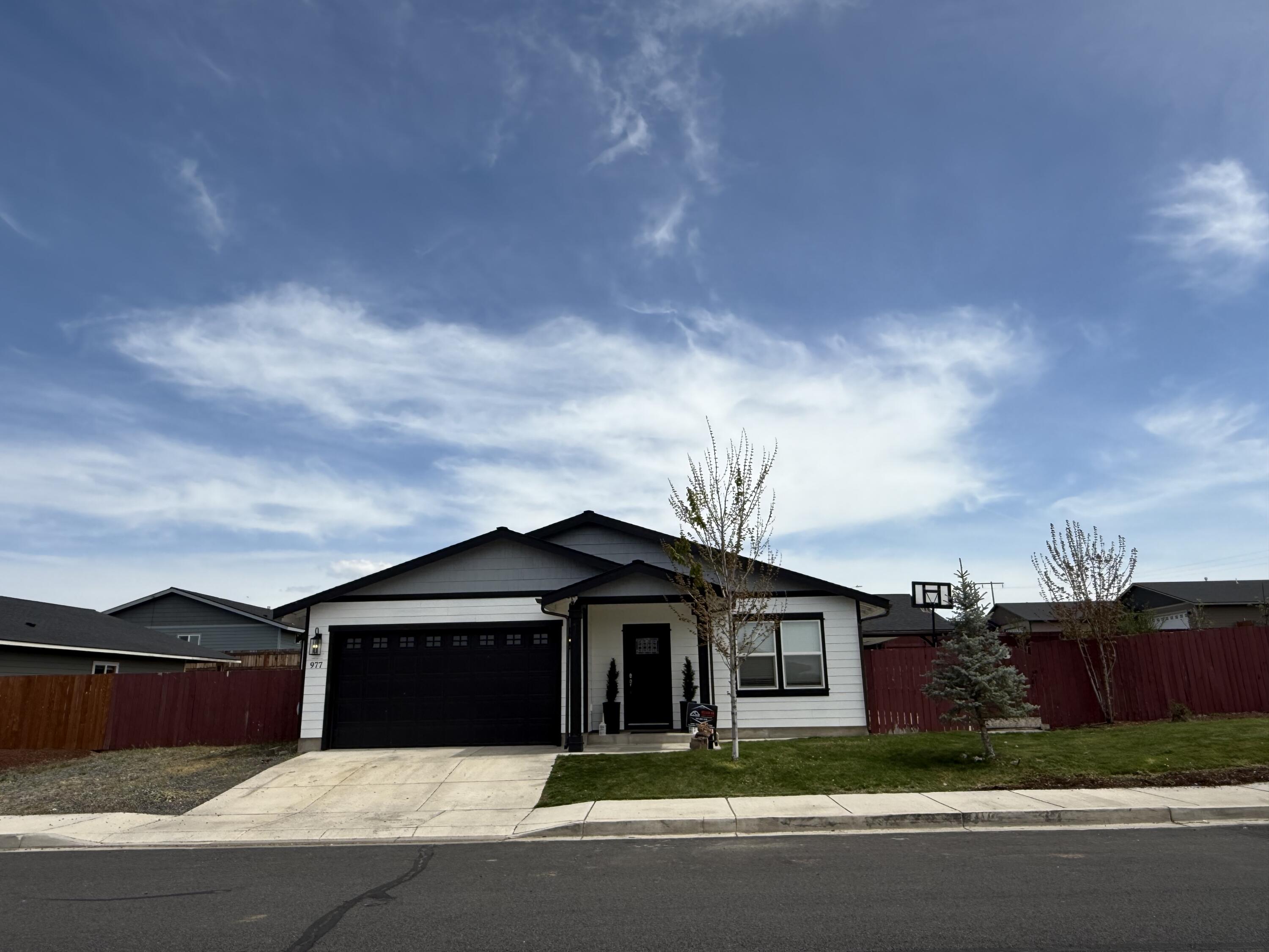 977 SE Strawberry Lane — photo