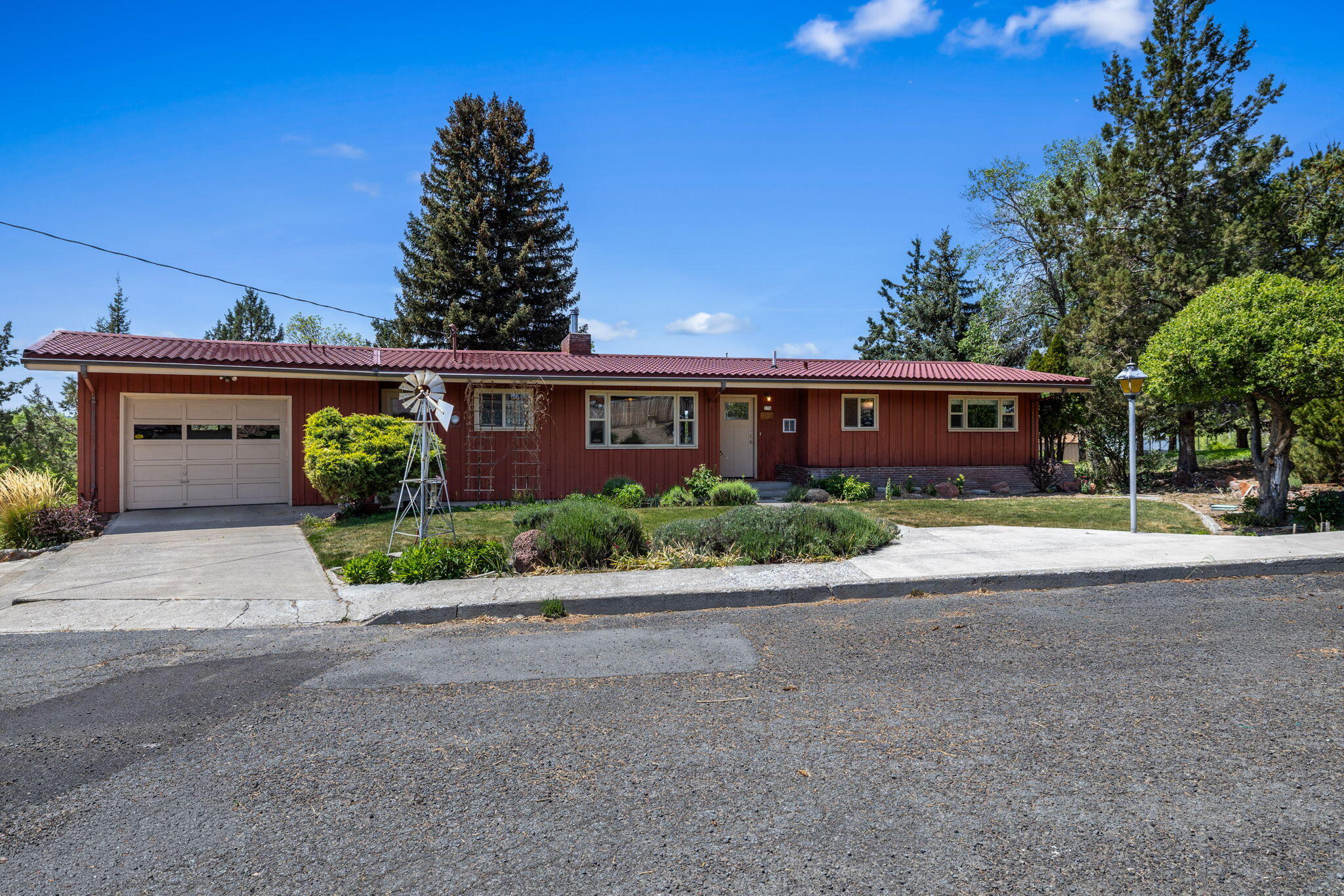 176 SE Hillcrest Street — photo