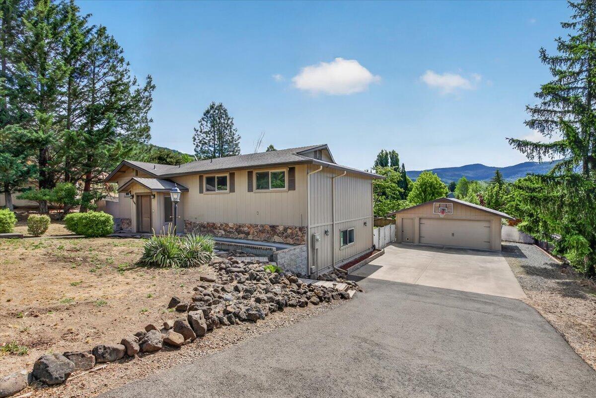 1568 Angelcrest Drive — photo