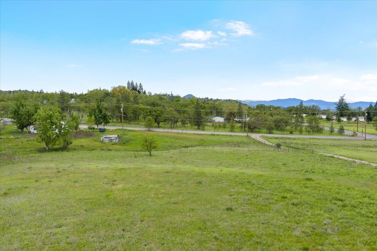 963 Stevens Road, Eagle Point, OR 97524 — photo 2