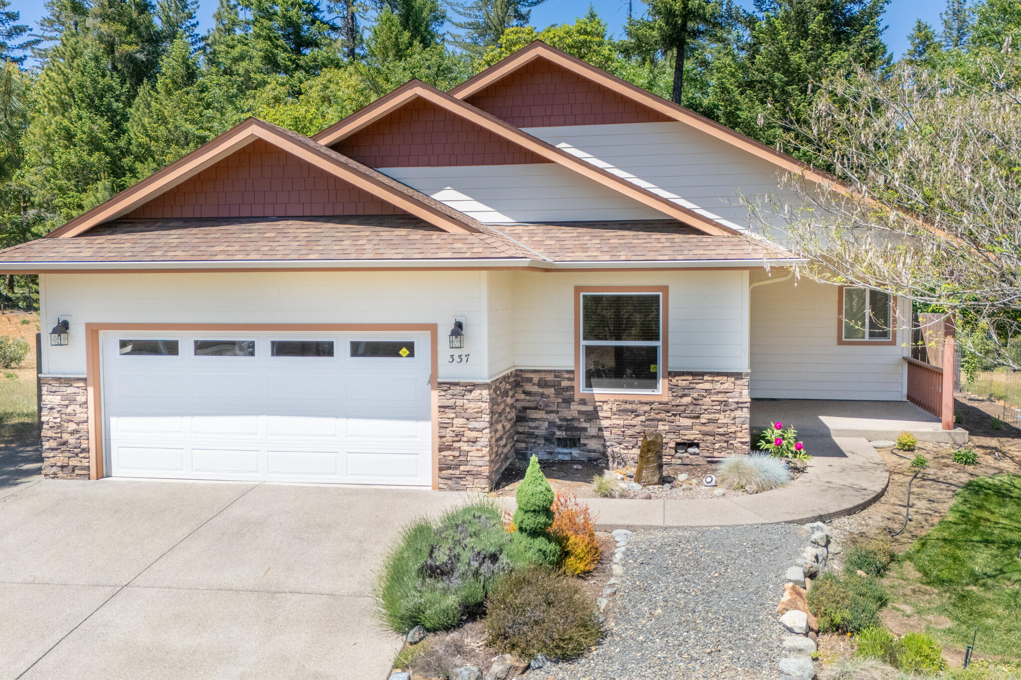 337 Cedar Ridge Drive, Cave Junction, OR 97523