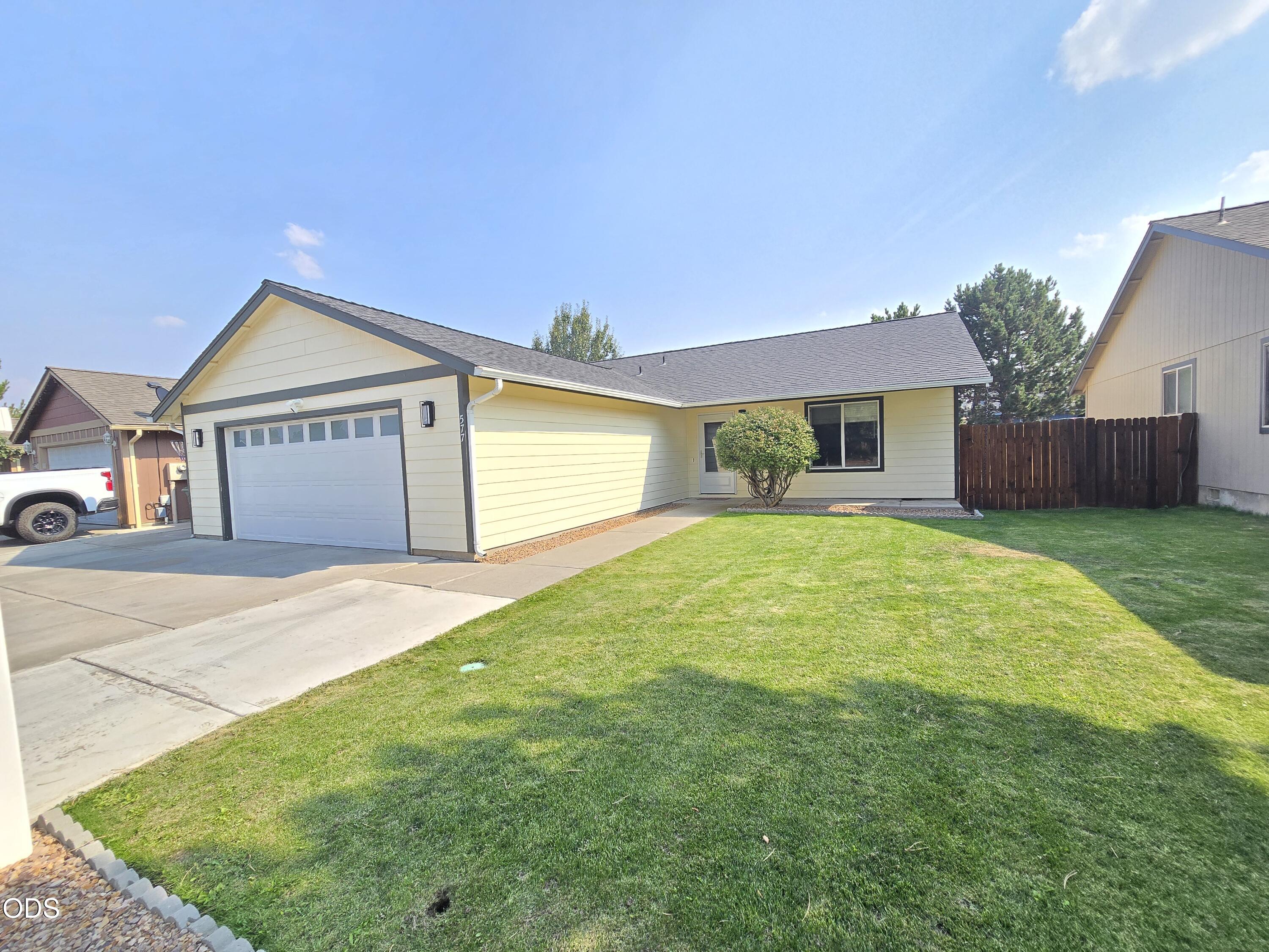 577 SE Sugar Pine Way — photo