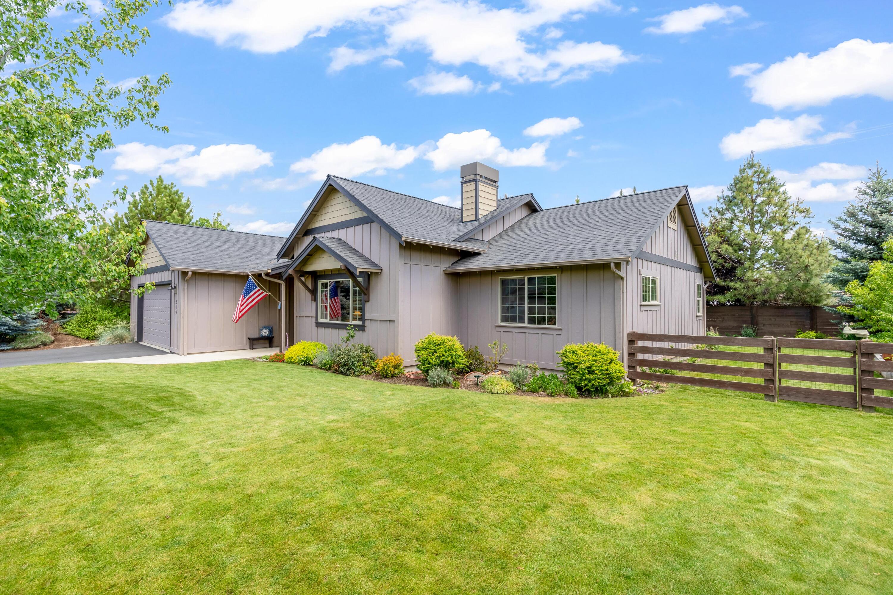 210 NW Saddle Ridge Loop — photo