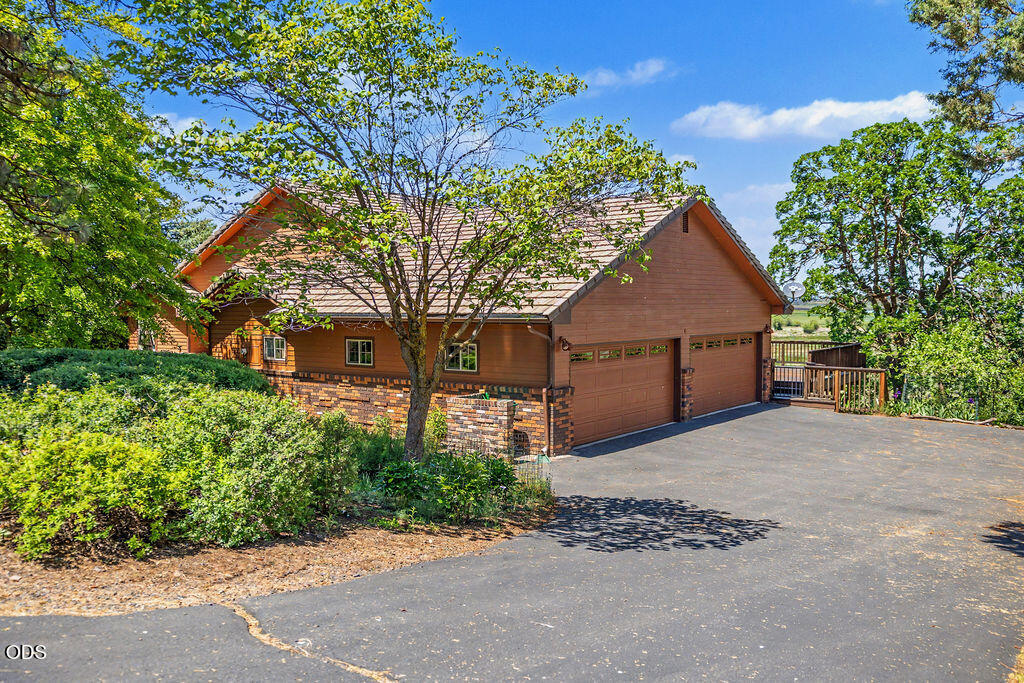 12065 Kestrel Road — photo