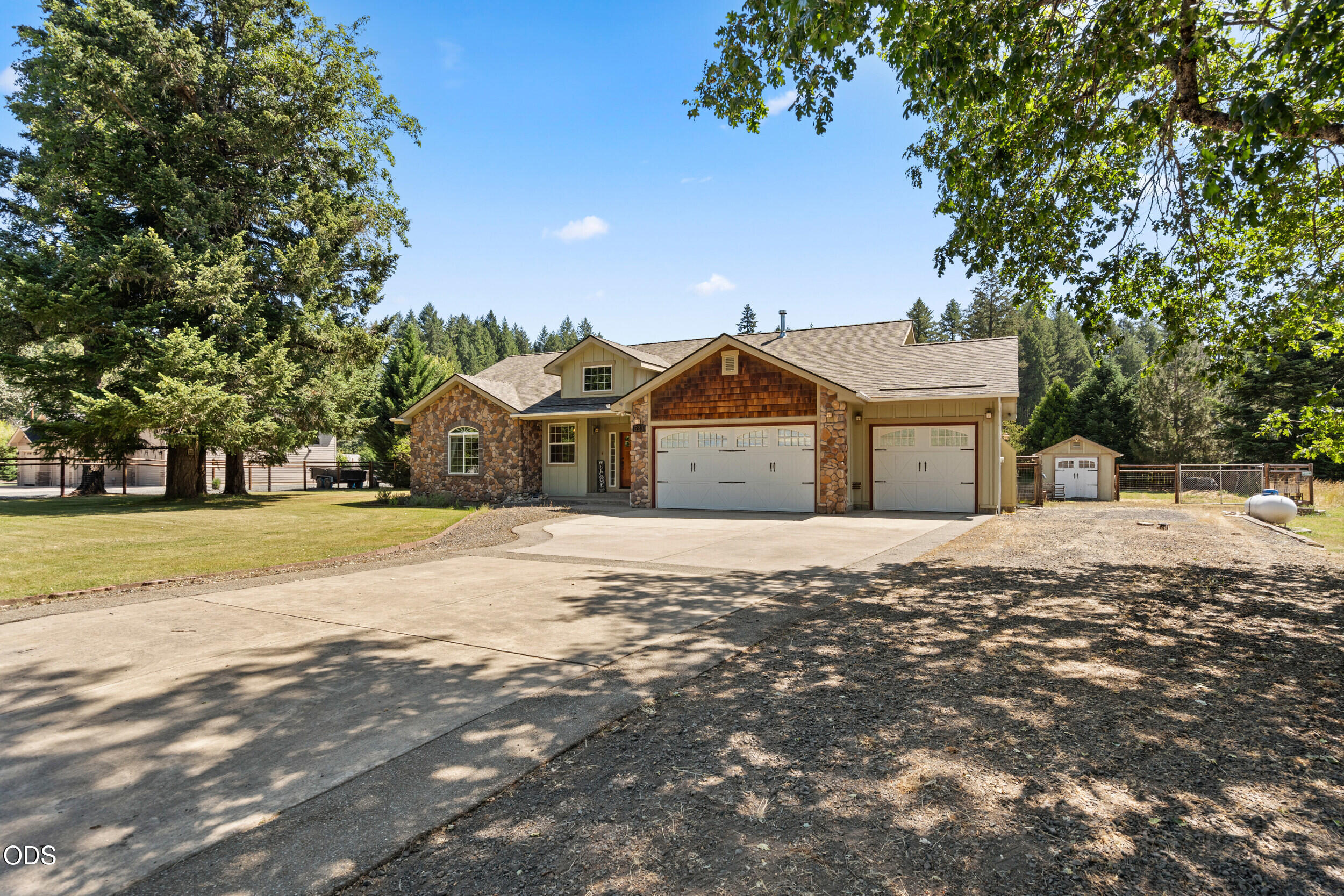 523 E Forks Circle, Cave Junction, OR 97523 — photo 2