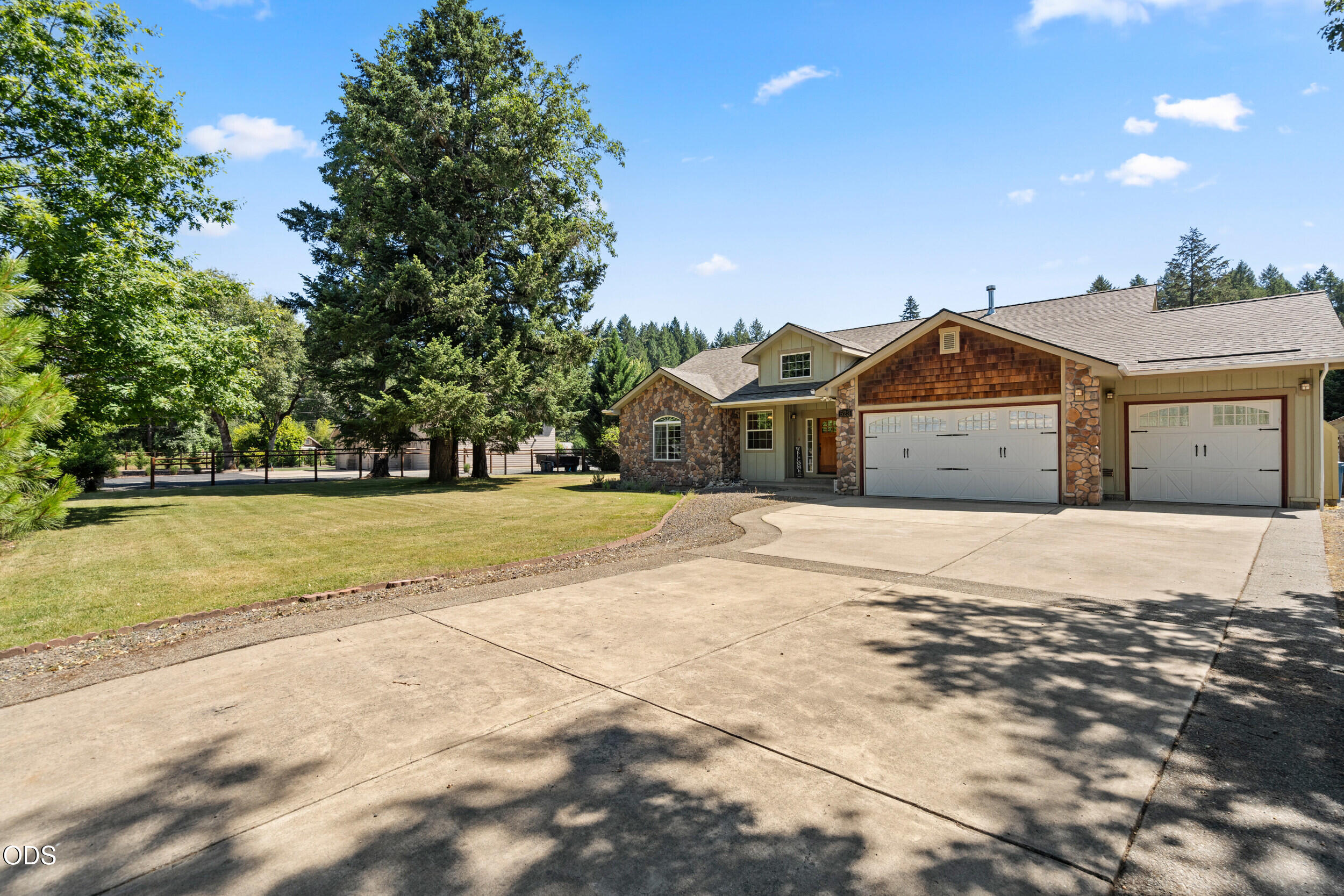 523 E Forks Circle, Cave Junction, OR 97523 — photo 3