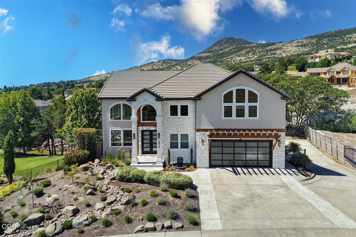 1013 Roxy Ann Road — photo