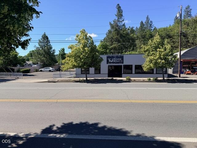 785 Rogue River Highway — photo
