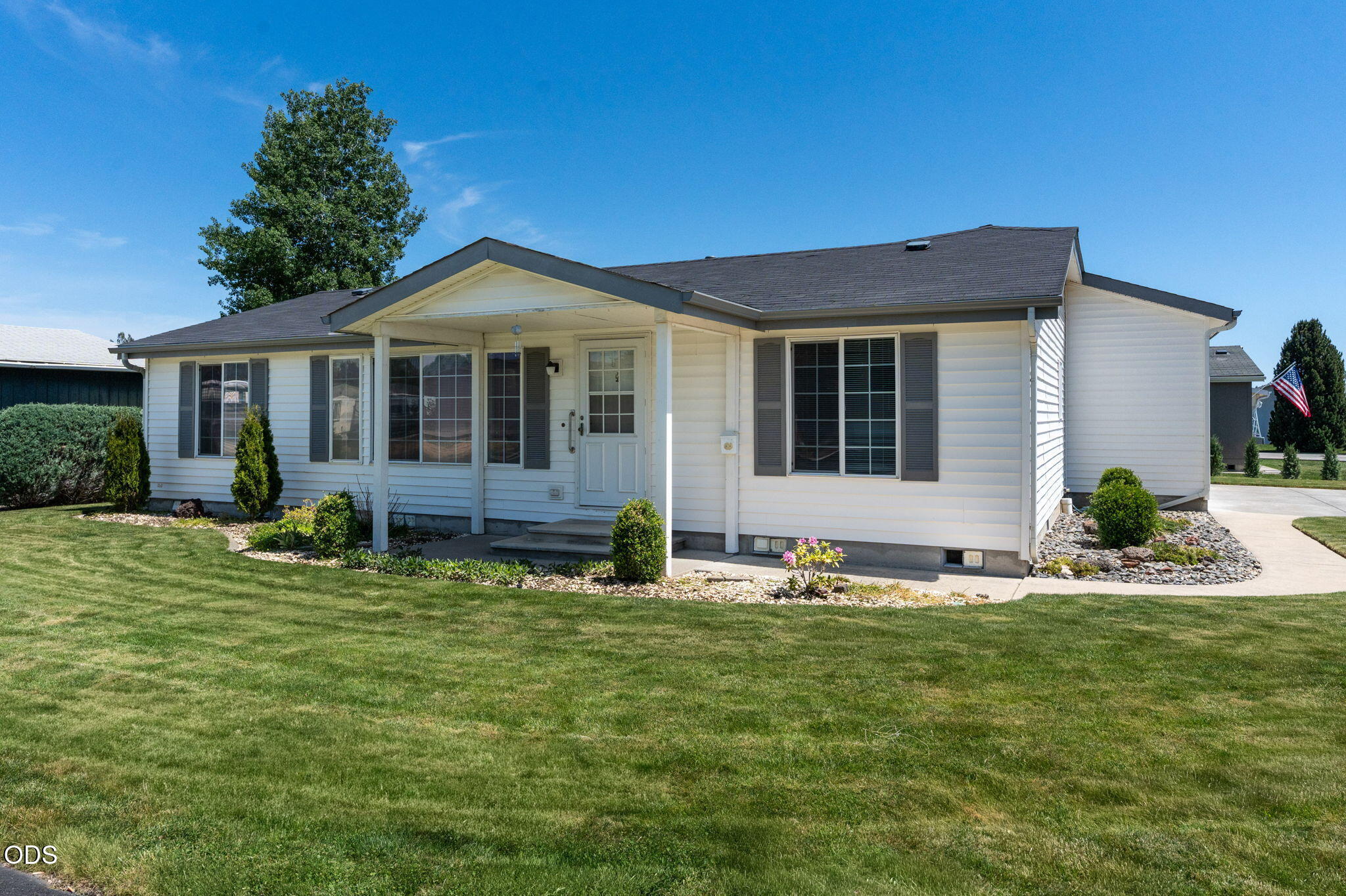 811 NE Paiute Court — photo