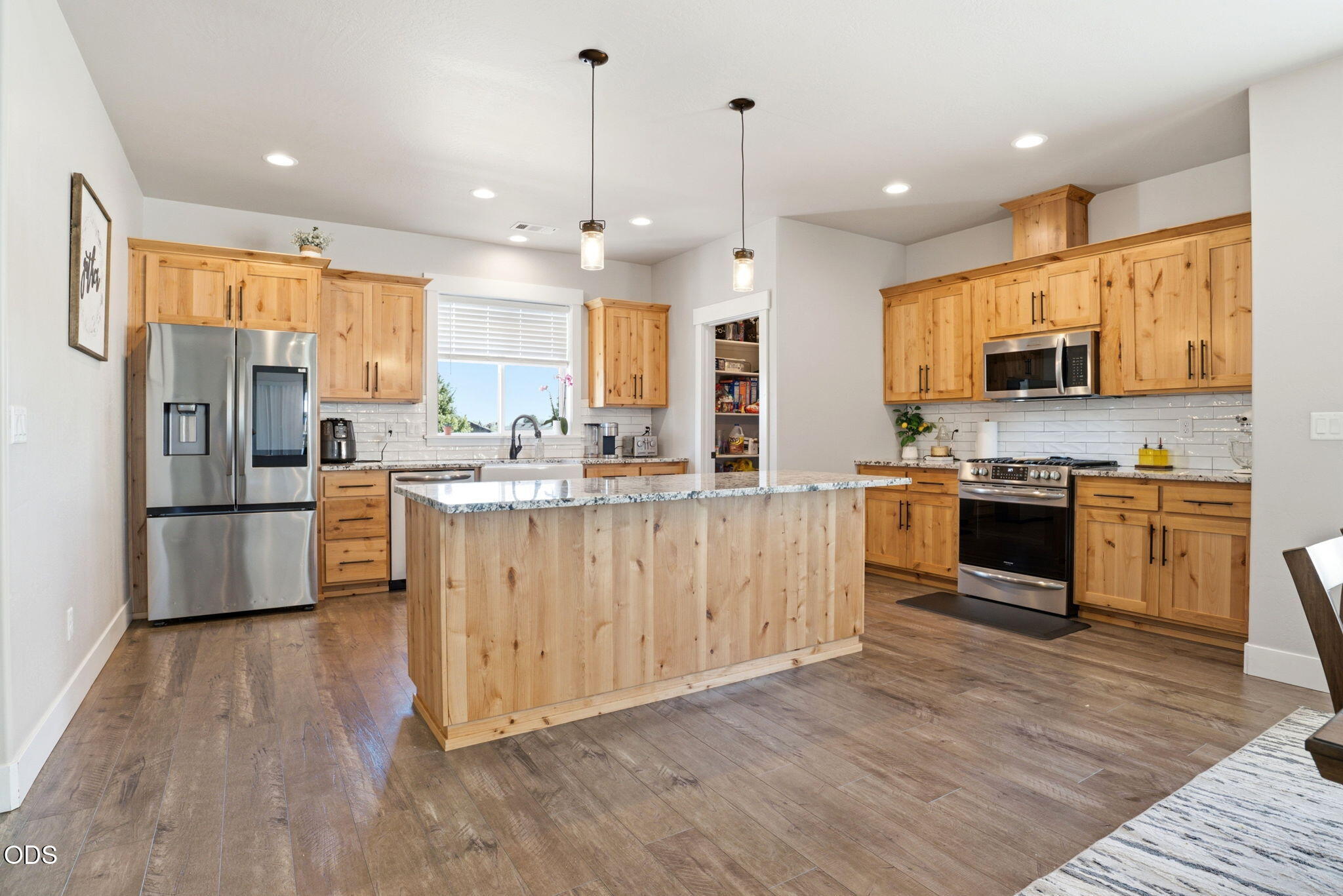 990 Win Way, Eagle Point, OR 97524 — photo 3