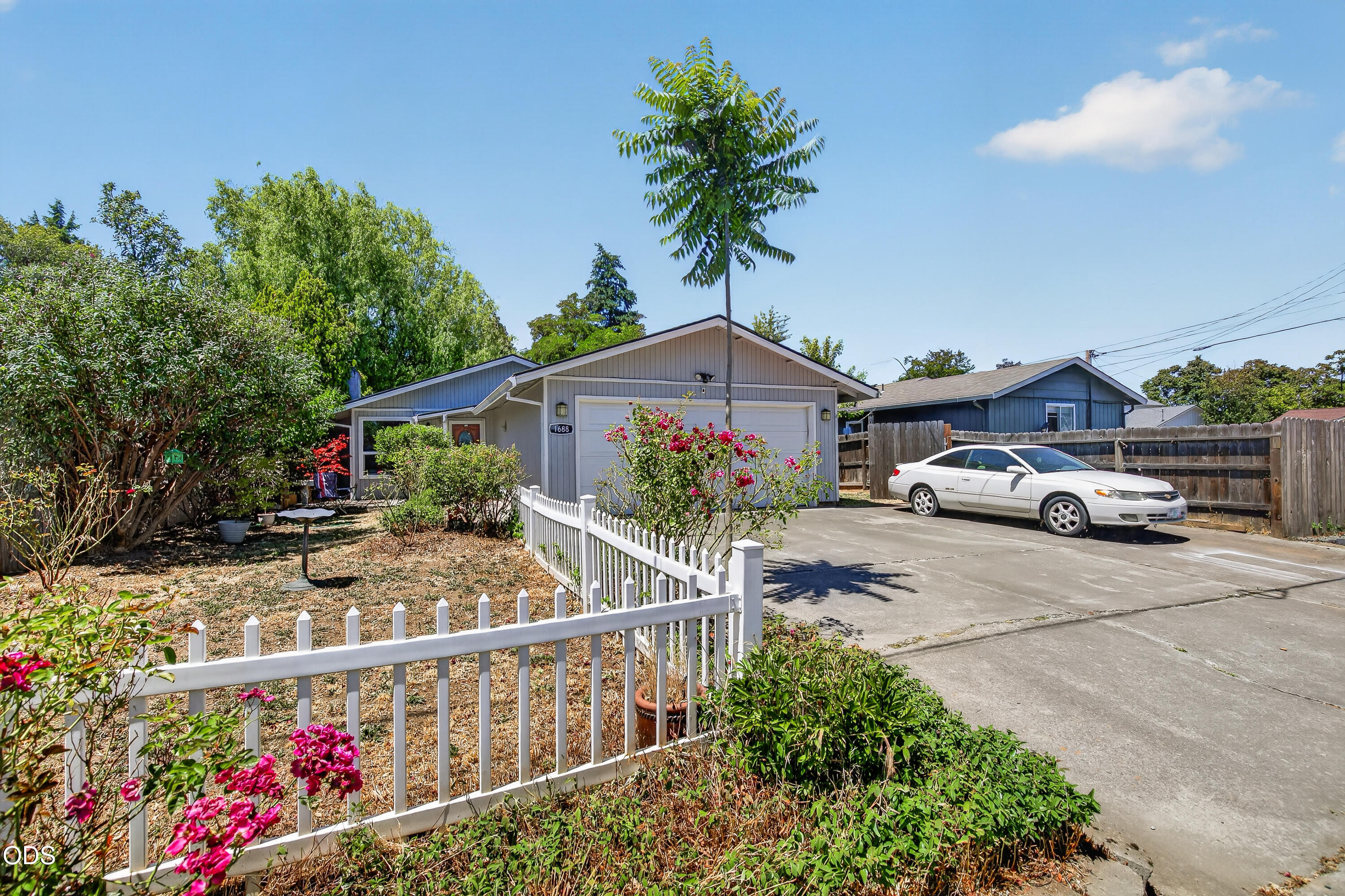 1688 Lillian Street — photo