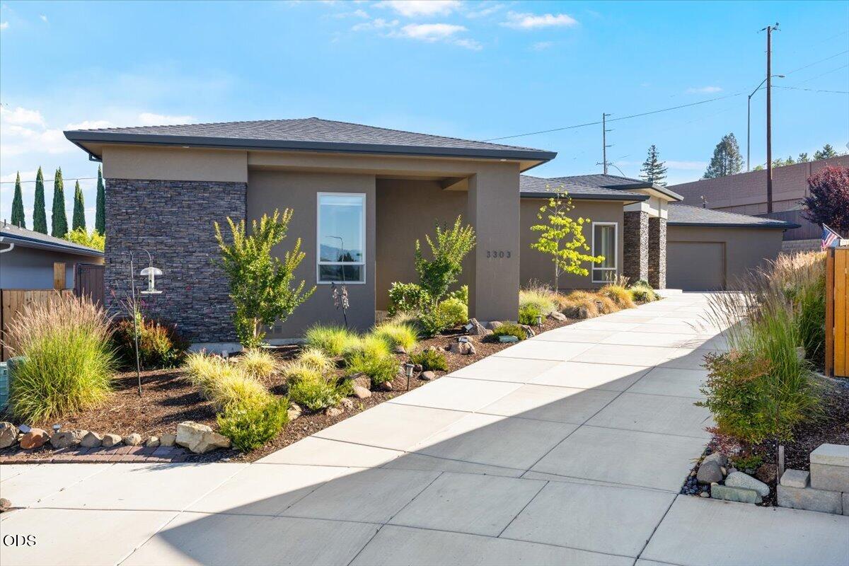 3303 Sky Way — photo